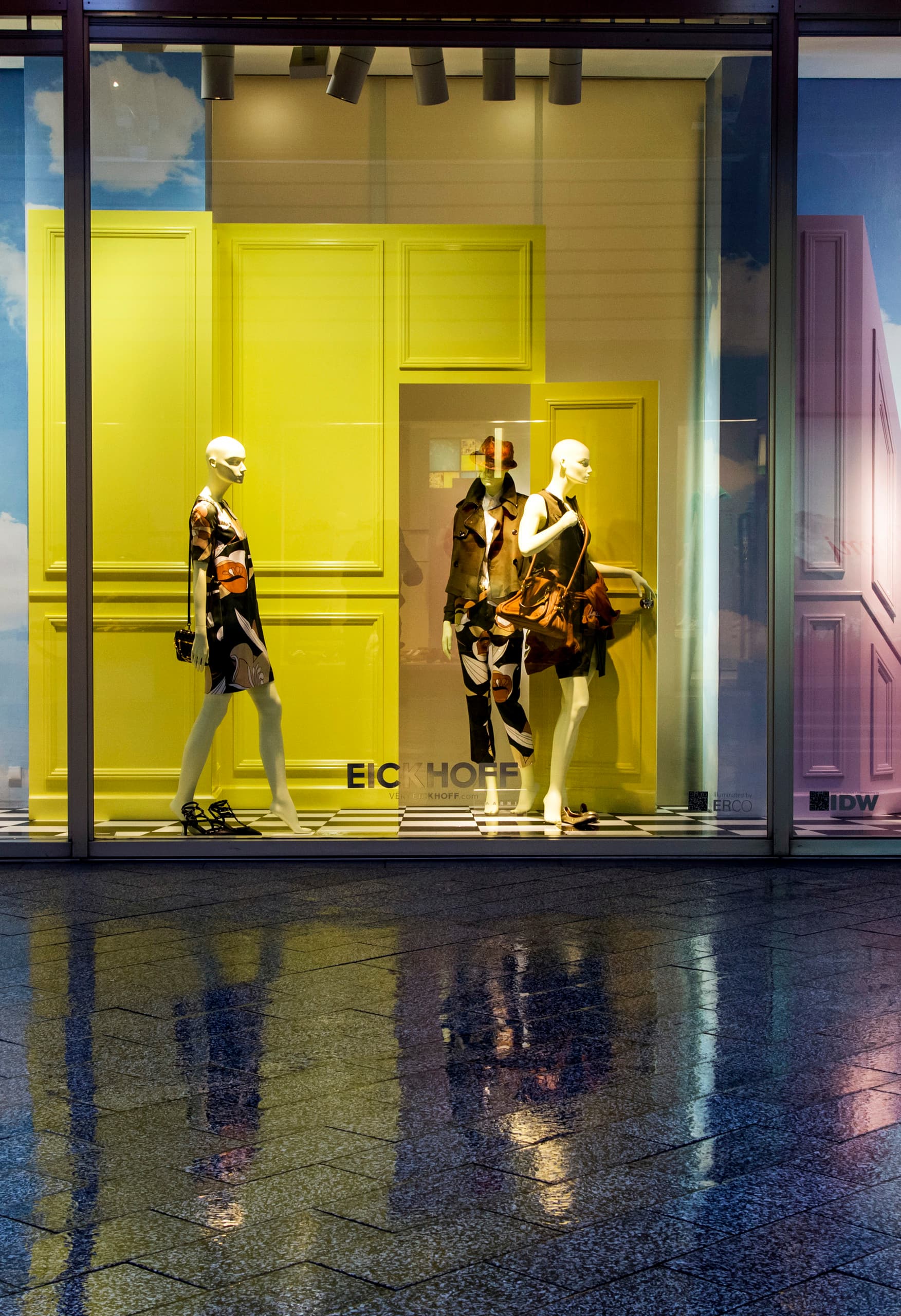 Eickhoff Schaufenster in Düsseldorf mit ERCO Lichtlösungen und Modekollektion.