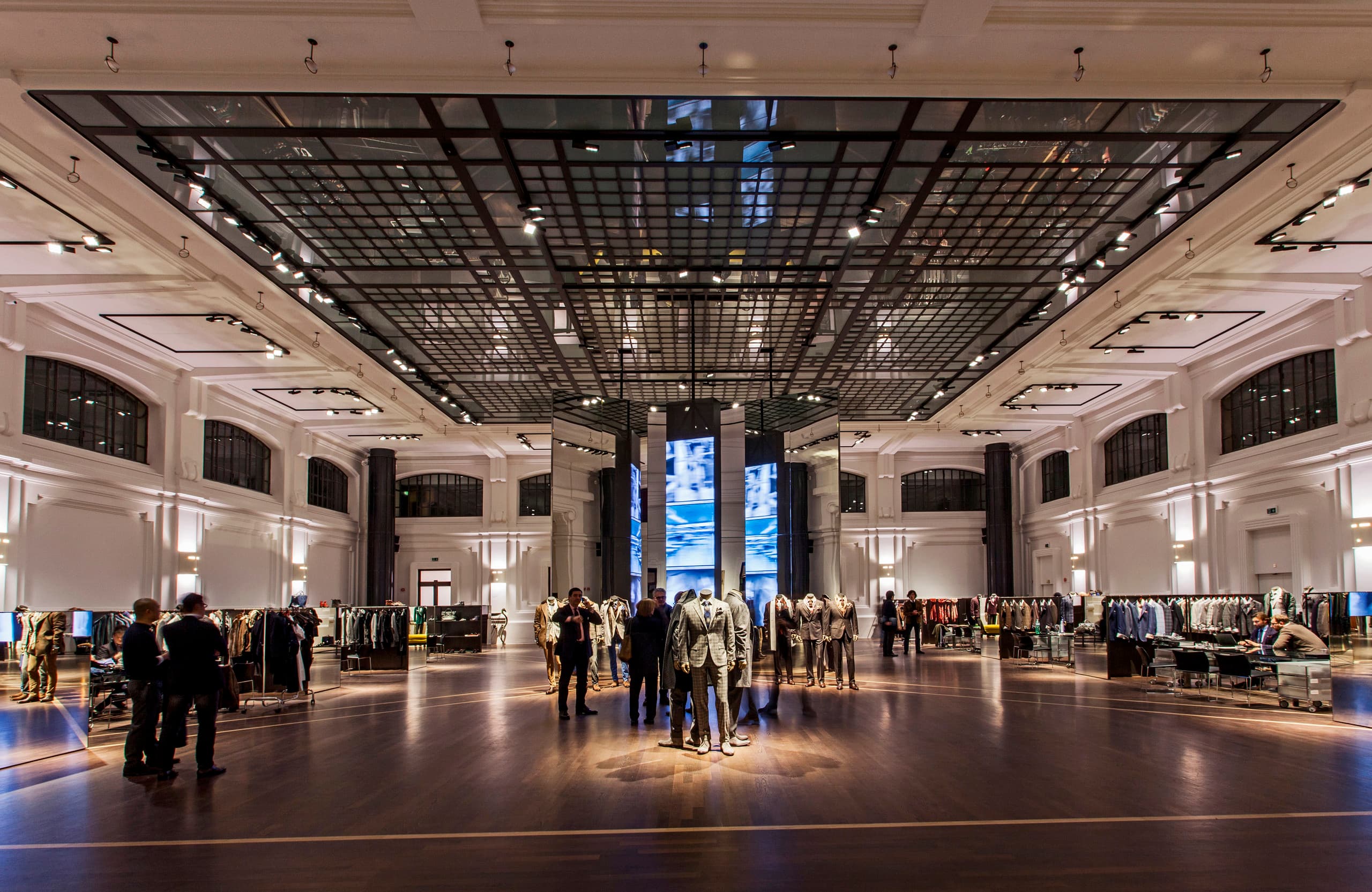 Kiton Store Mailand: ERCO LED-Licht akzentuiert hochwertige Herrenmode in historischem Ambiente.