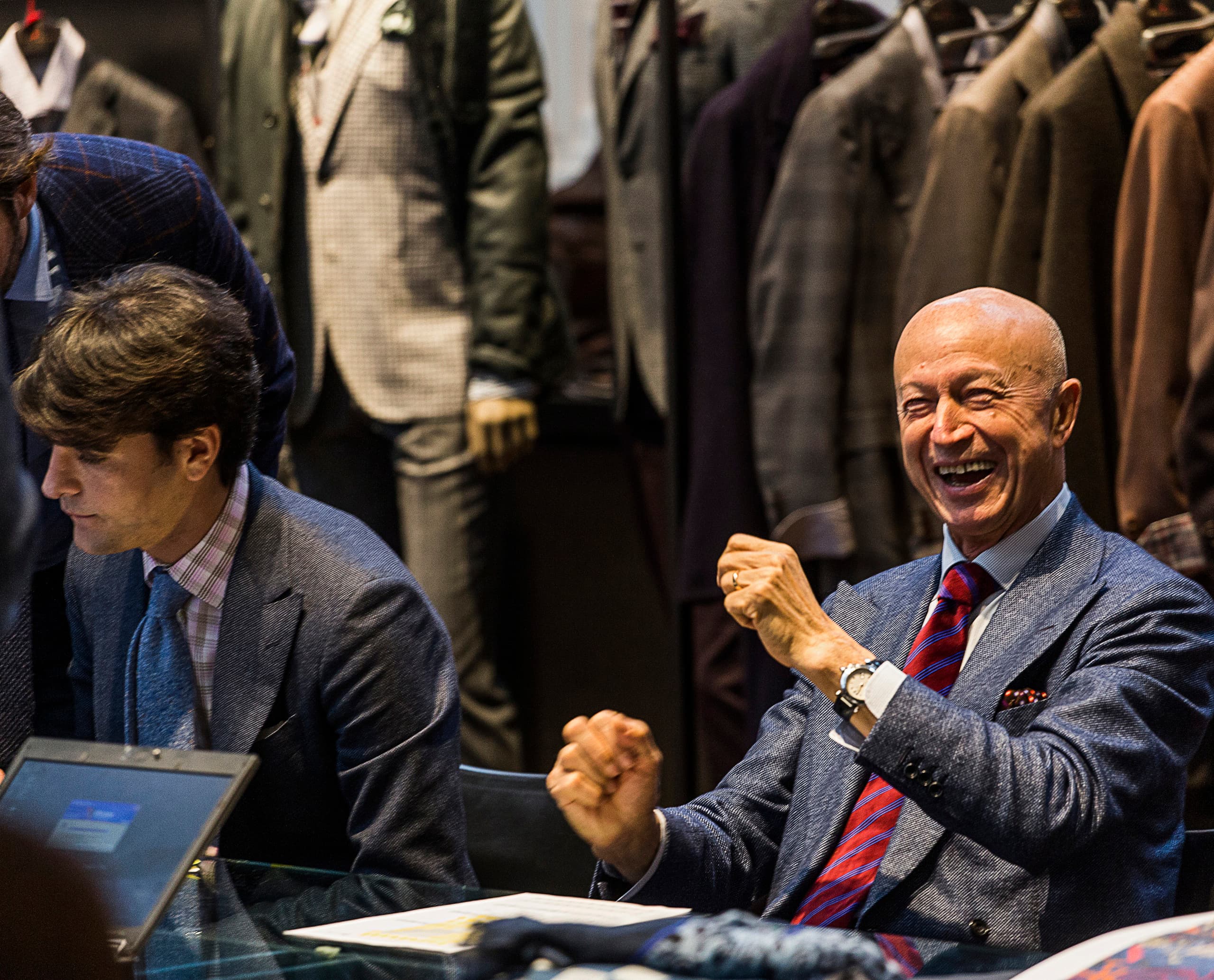 Kiton Store Mailand: Kunden freuen sich über die hochwertige Herrenmode, die durch LED-Licht akzentuiert wird.