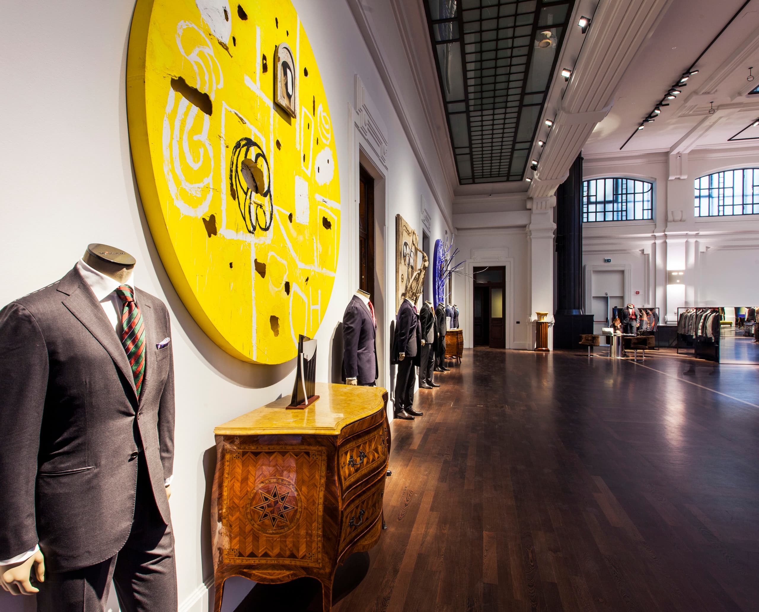 Kiton Store Mailand: Herrenmode im Fokus durch LED-Beleuchtung und Akzentuierung der Architektur.