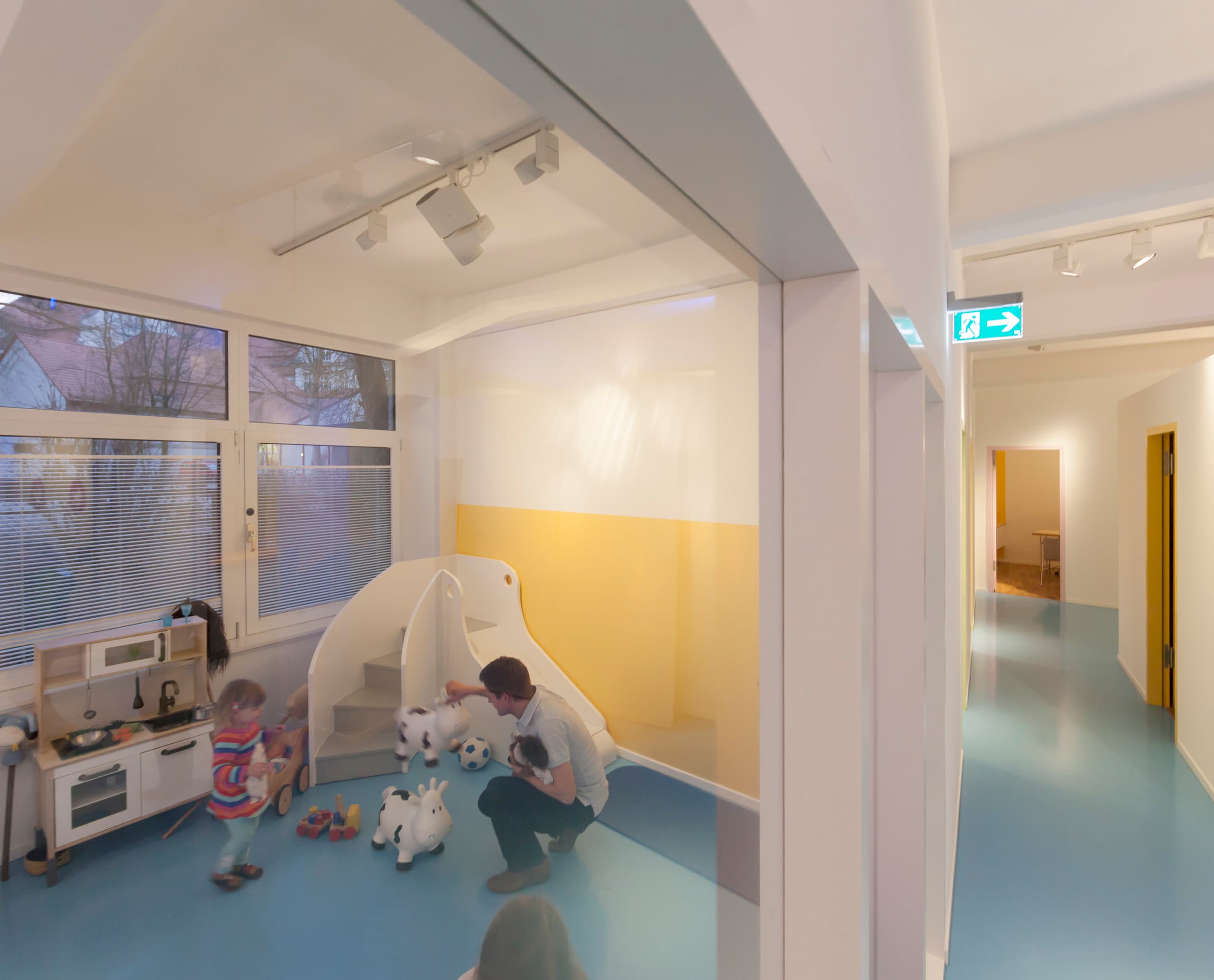 Kindgerechte LED-Beleuchtung in der Uhlig Kinderarztpraxis in Hamburg.