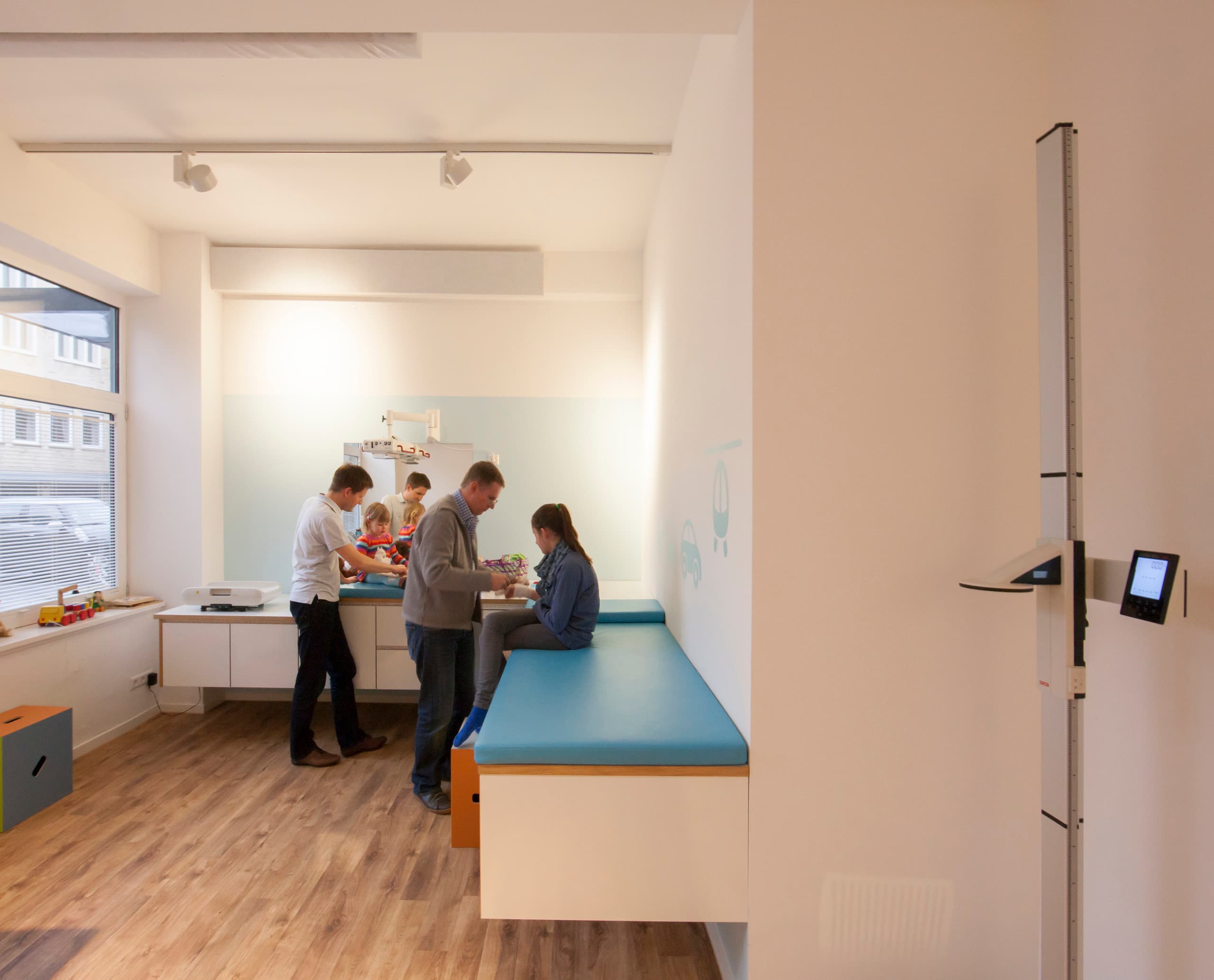 Helle, freundliche Kinderarztpraxis Uhlig in Hamburg mit ERCO Optec LED Strahlern für angenehme Atmosphäre.