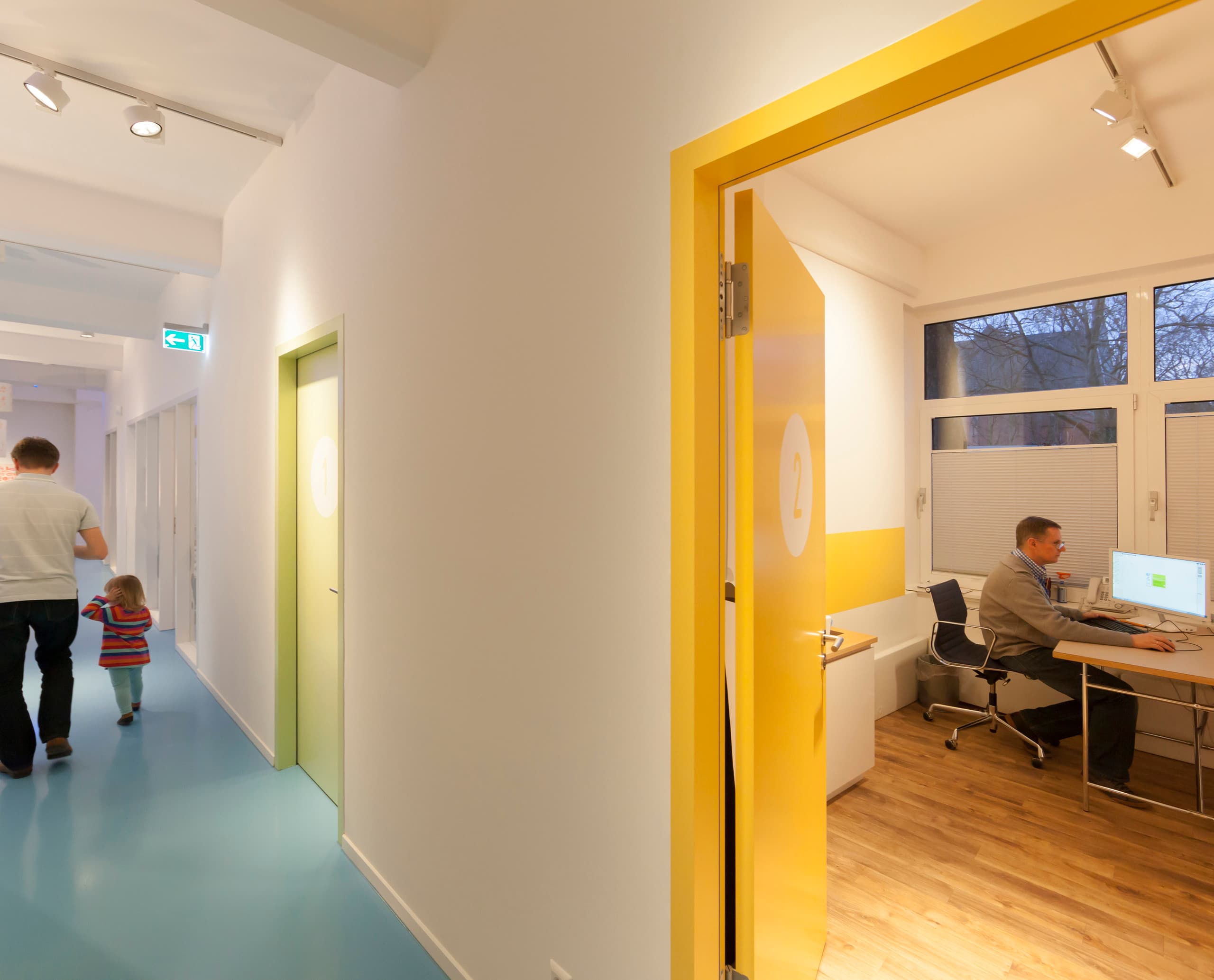 Flur der Uhlig Kinderarztpraxis mit Optec LED Strahlern für flexible Lichtgestaltung.