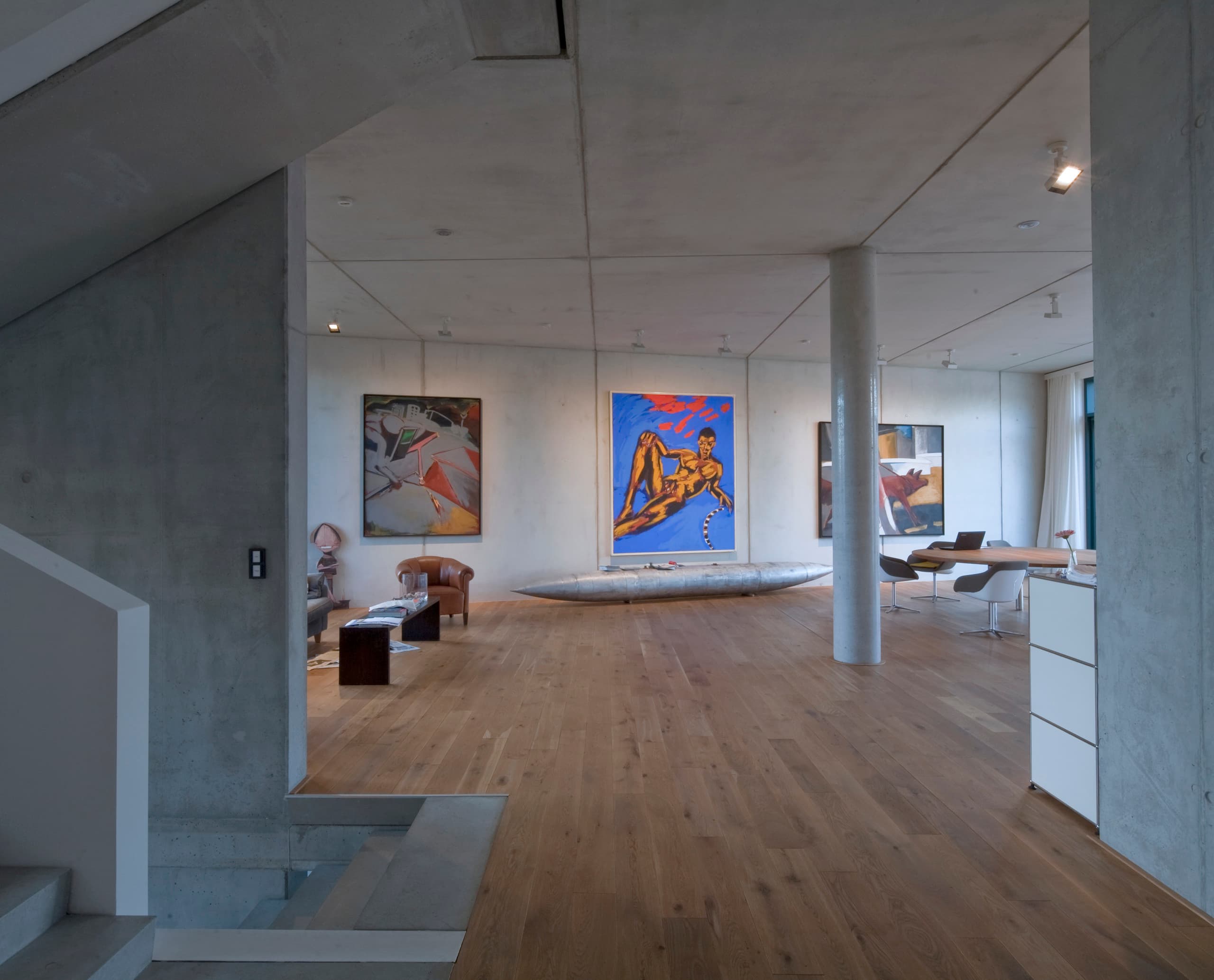 ERCO LED-Strahler in Berliner Wohnung mit Kunstsammlung, die die Kunstwerke akzentuieren.
