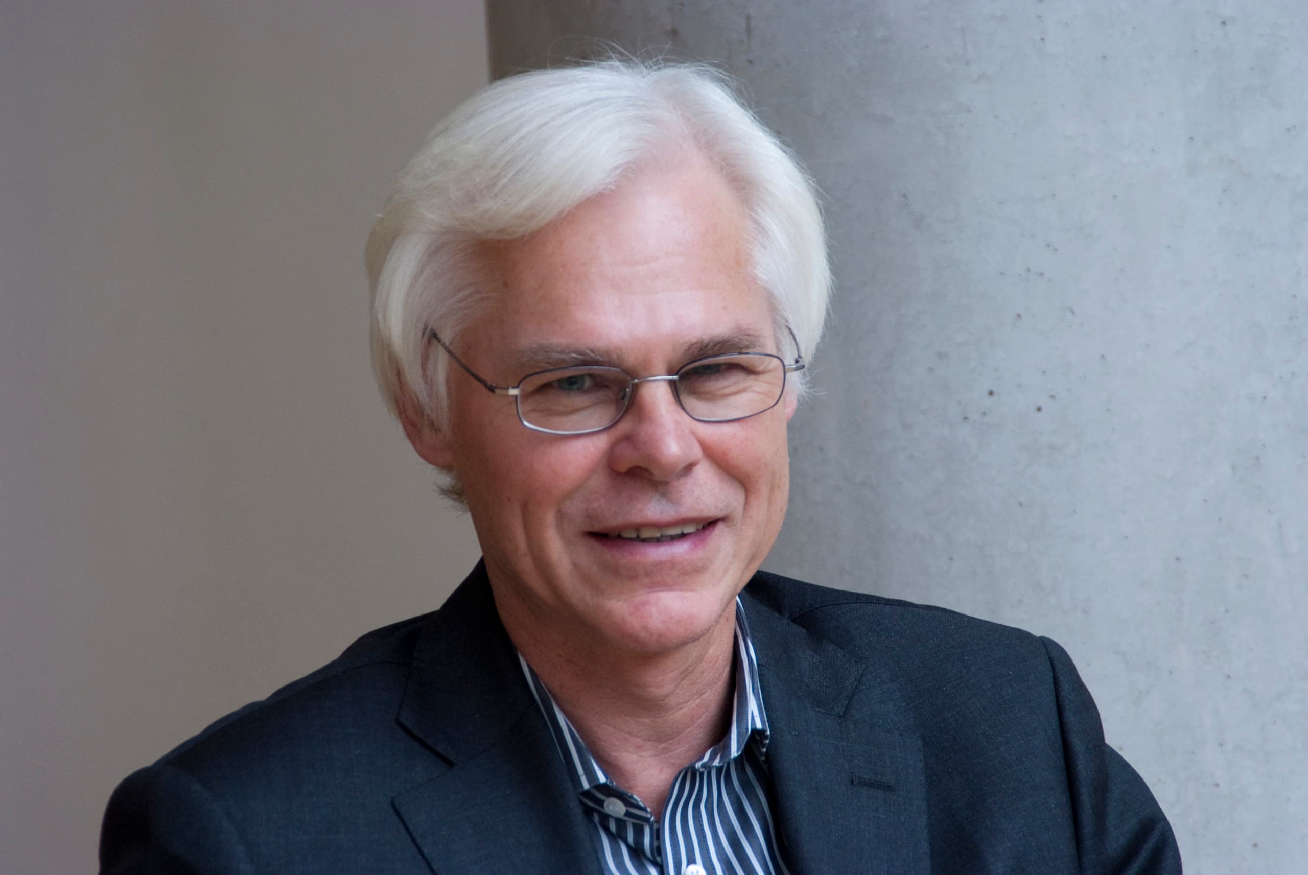 Porträt von Wolfgang Roddewig, Lichtexperte für Museen bei ERCO, mit Brille und Anzug.
