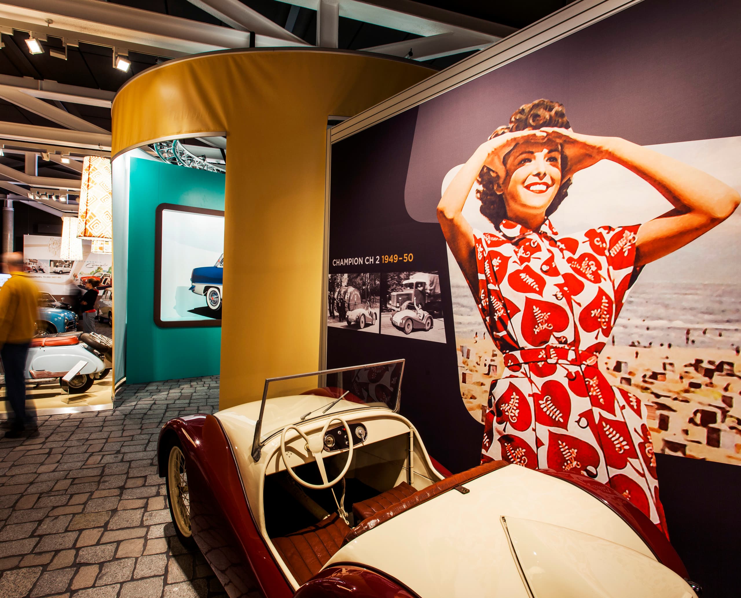 PS.Speicher Museumsausstellung mit Oldtimer und historischem Hintergrund, beleuchtet mit ERCO LED Strahlern.