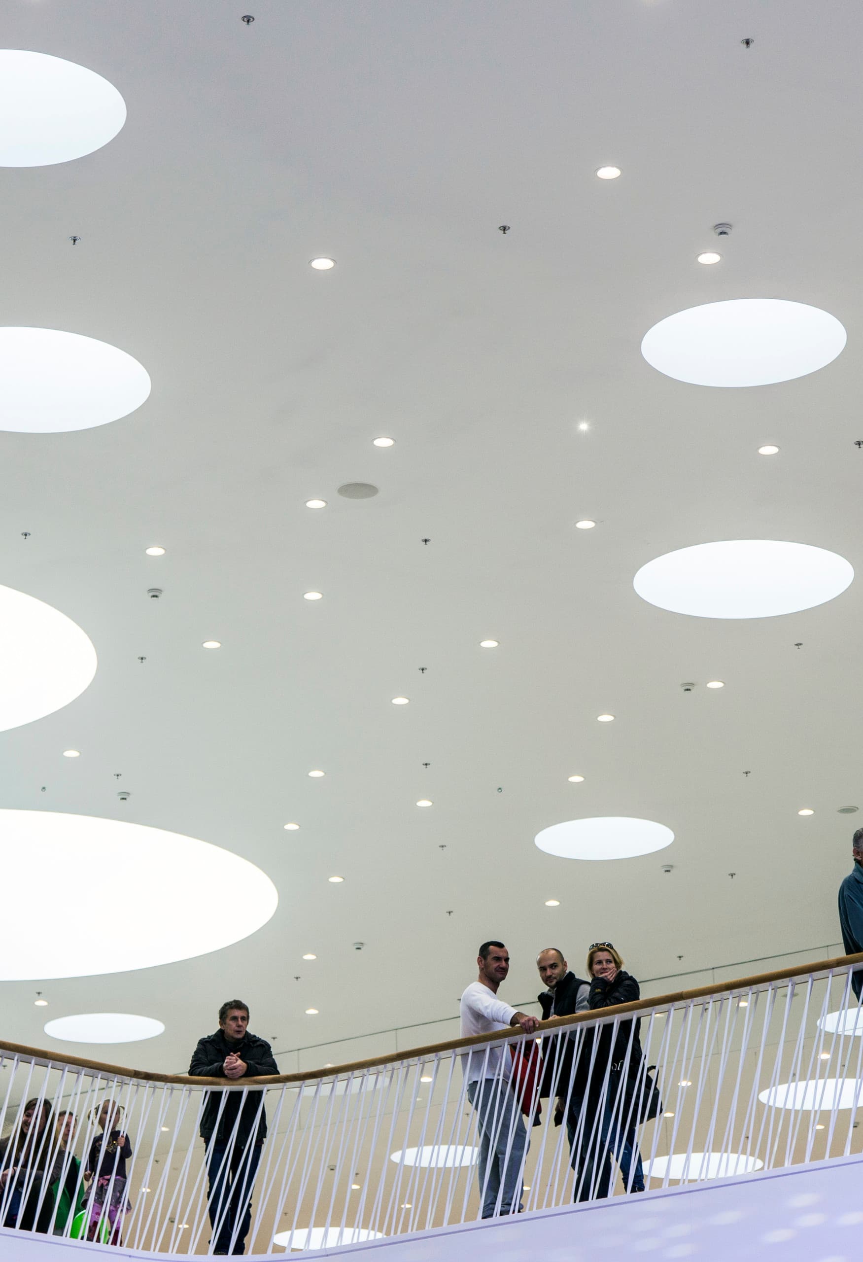 Bory Mall Bratislava: Architektonisch ansprechendes Design mit ERCO Skim Downlights für angenehme Beleuchtung.