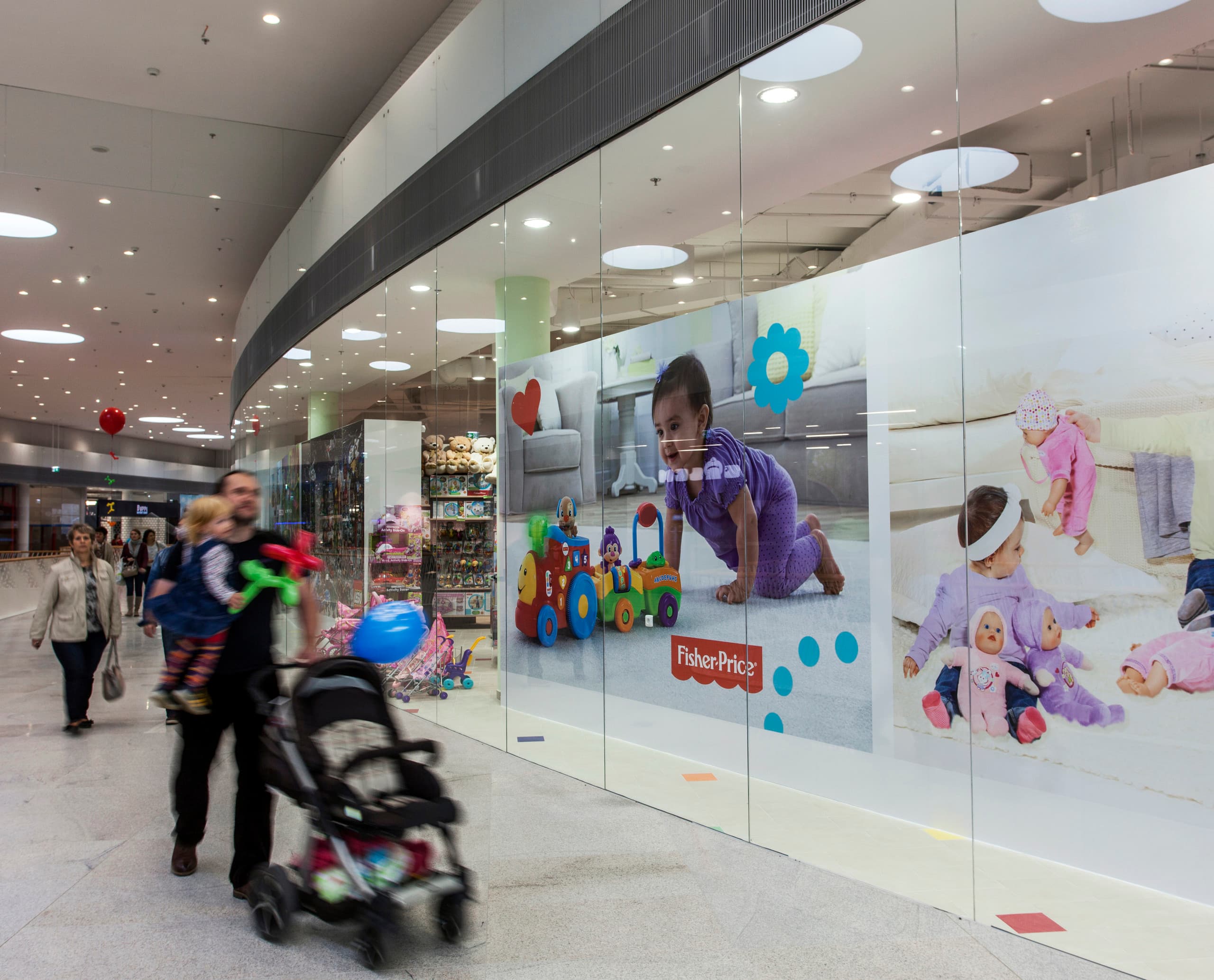Bory Mall Ladenfront mit Fisher-Price Werbung und ERCO Skim Downlights.