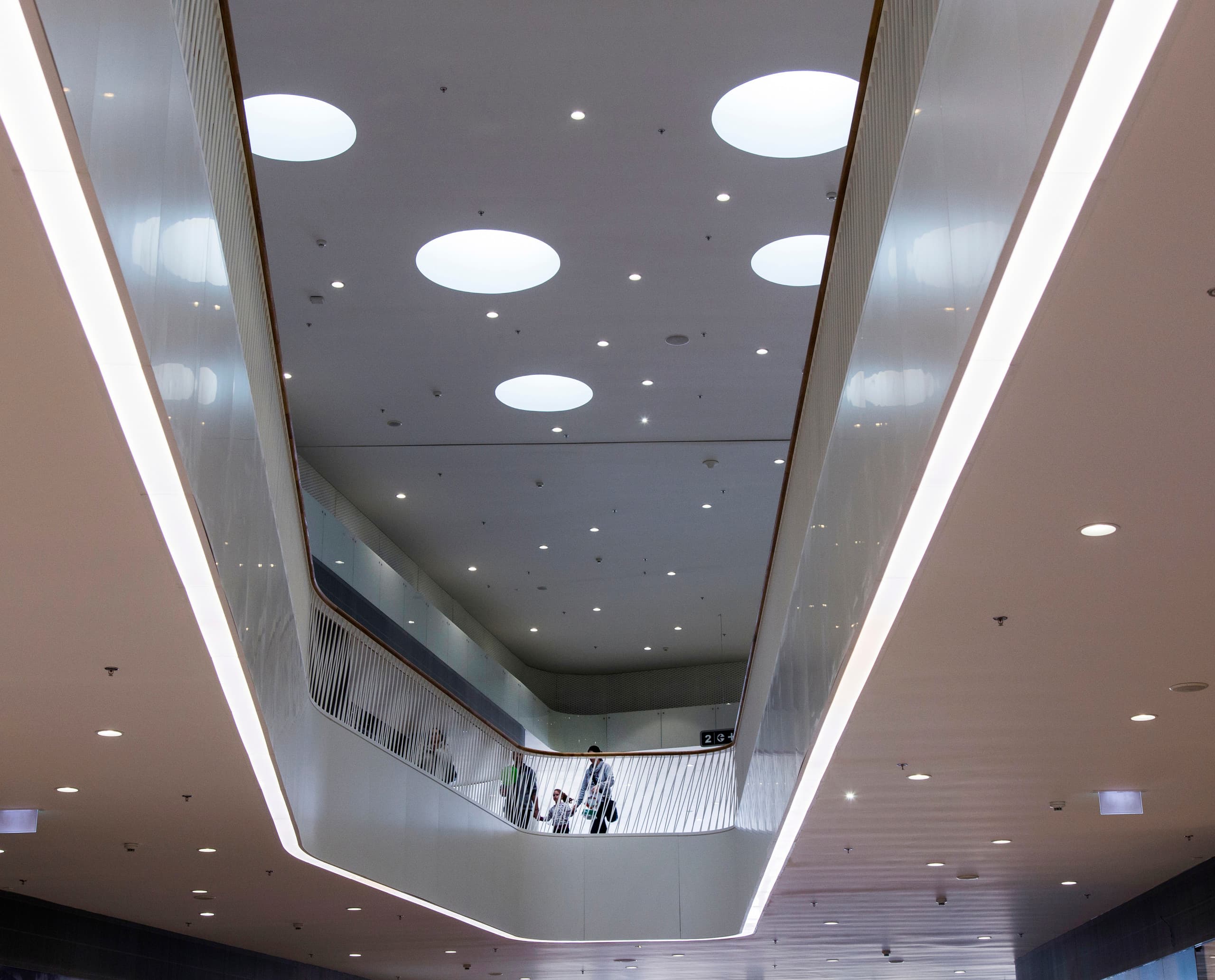 Bory Mall in Bratislava mit ERCO Skim Downlights, die eine Sternenhimmel-Atmosphäre erzeugen.