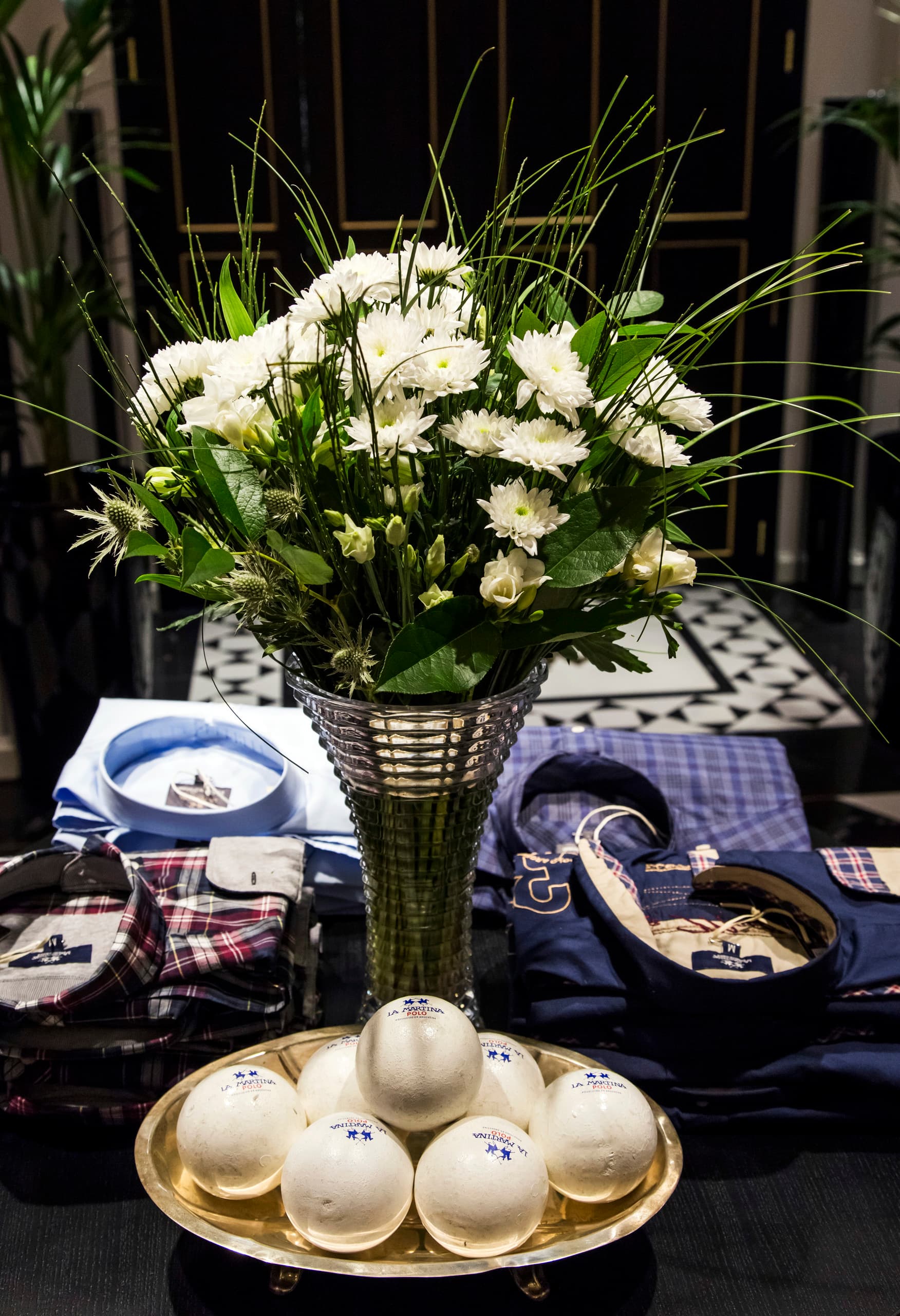 La Martina Boutique: Polo-Bälle und Hemden mit Blumenarrangement.