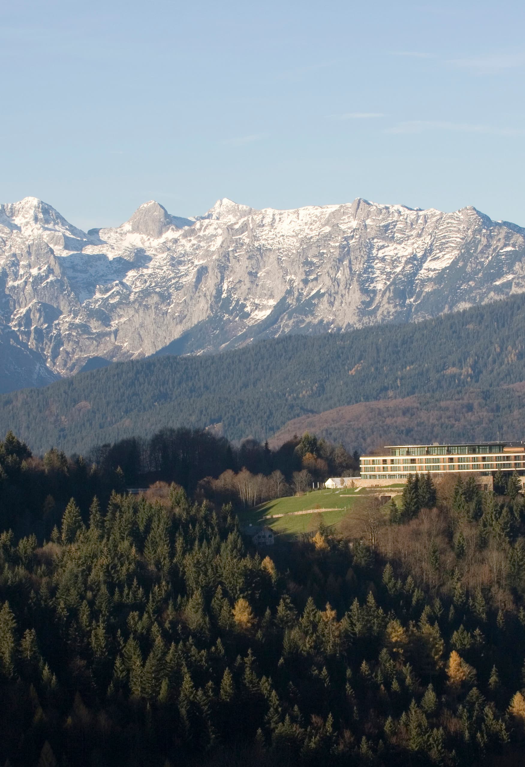 Kempinski Hotel Berchtesgaden mit ERCO LED-Beleuchtung vor Alpenpanorama.