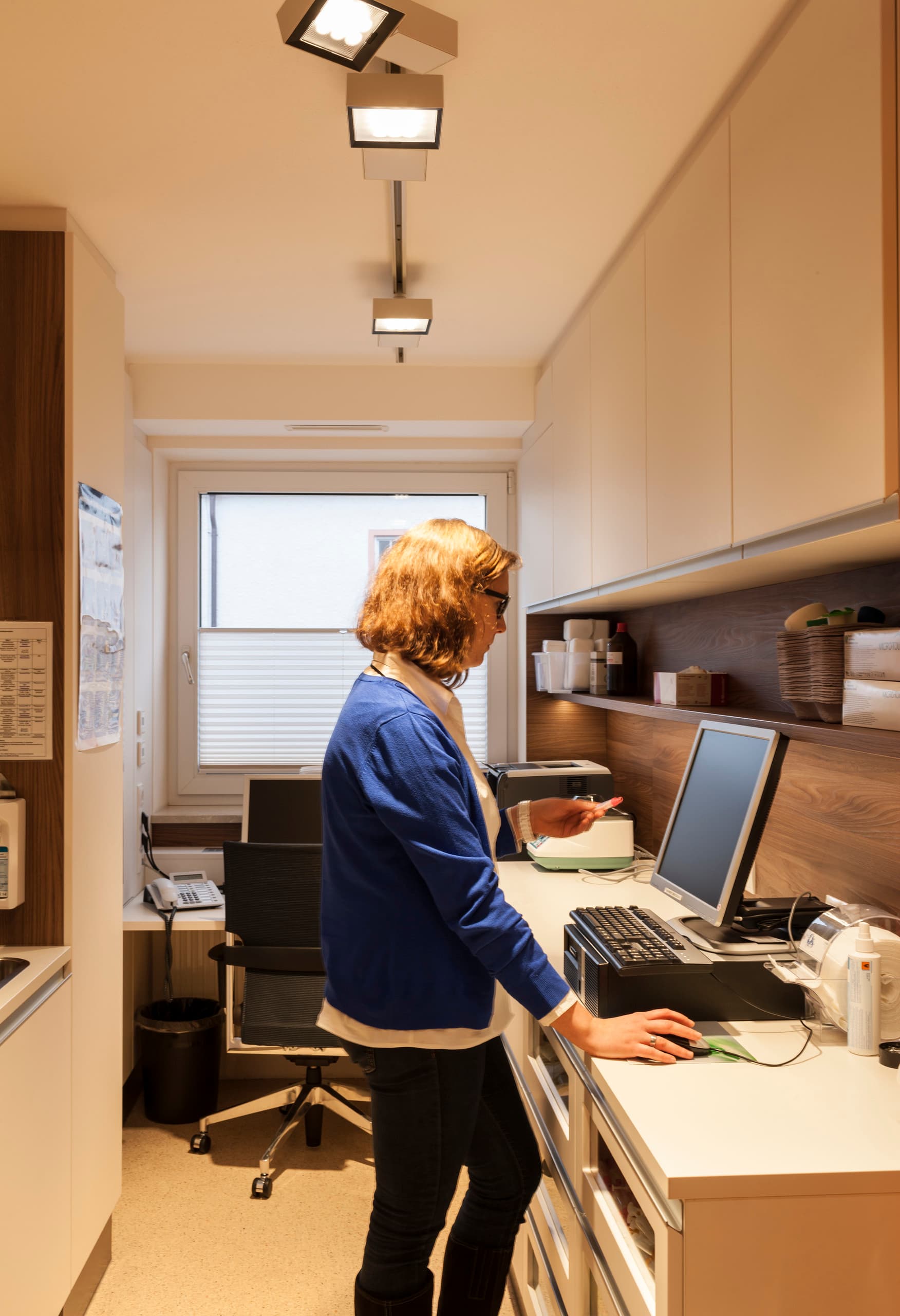 ERCO Opton Strahler beleuchten einen Arbeitsplatz im Onkologiezentrum Dillingen, für eine angenehme Atmosphäre.