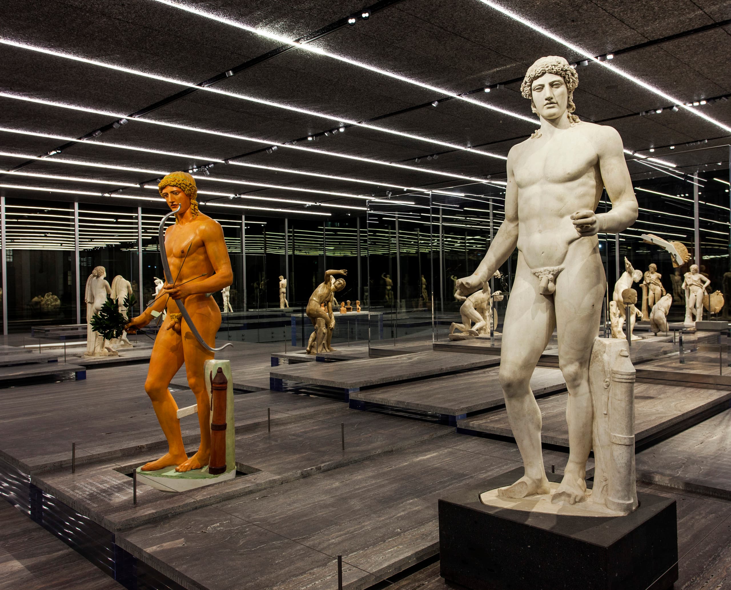 Skulpturen, beleuchtet mit ERCO LED-Lichttechnik im Fondazione Prada Museum, Mailand.