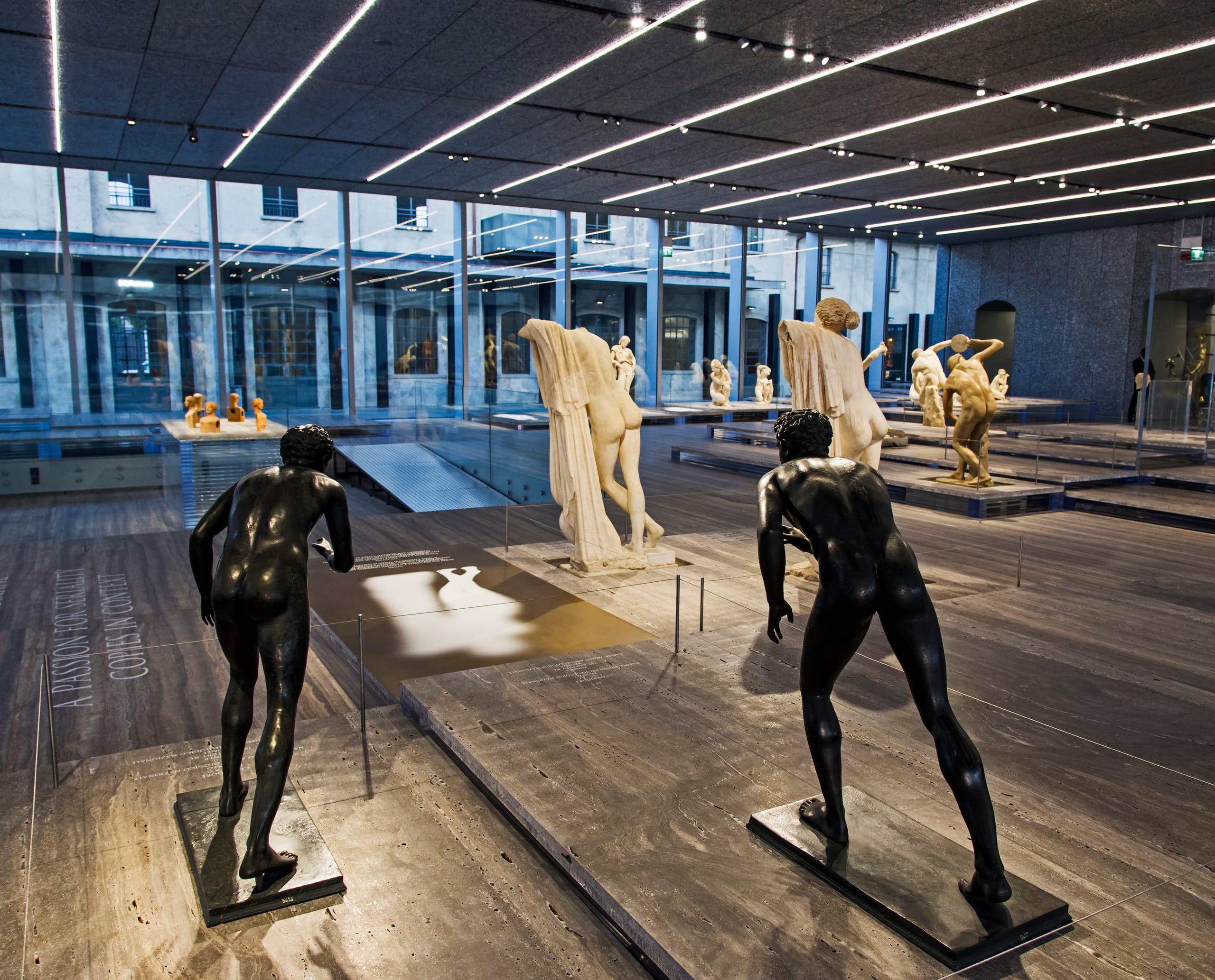 ERCO LED-Beleuchtung im Fondazione Prada Museum, Mailand. Skulpturen werden akzentuiert beleuchtet.