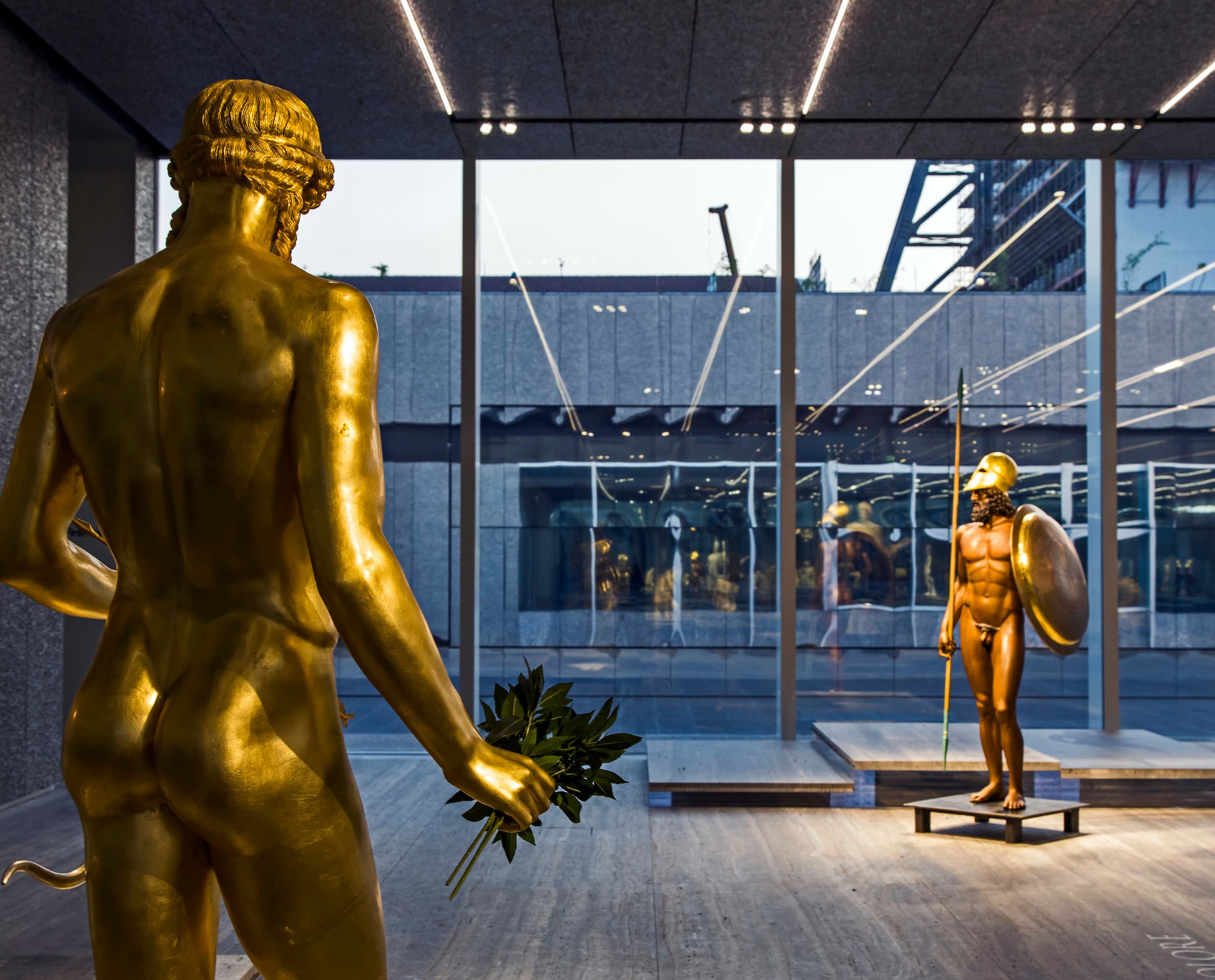 Goldene Statuen im Fondazione Prada Museum, beleuchtet mit ERCO LED-Lichtern.