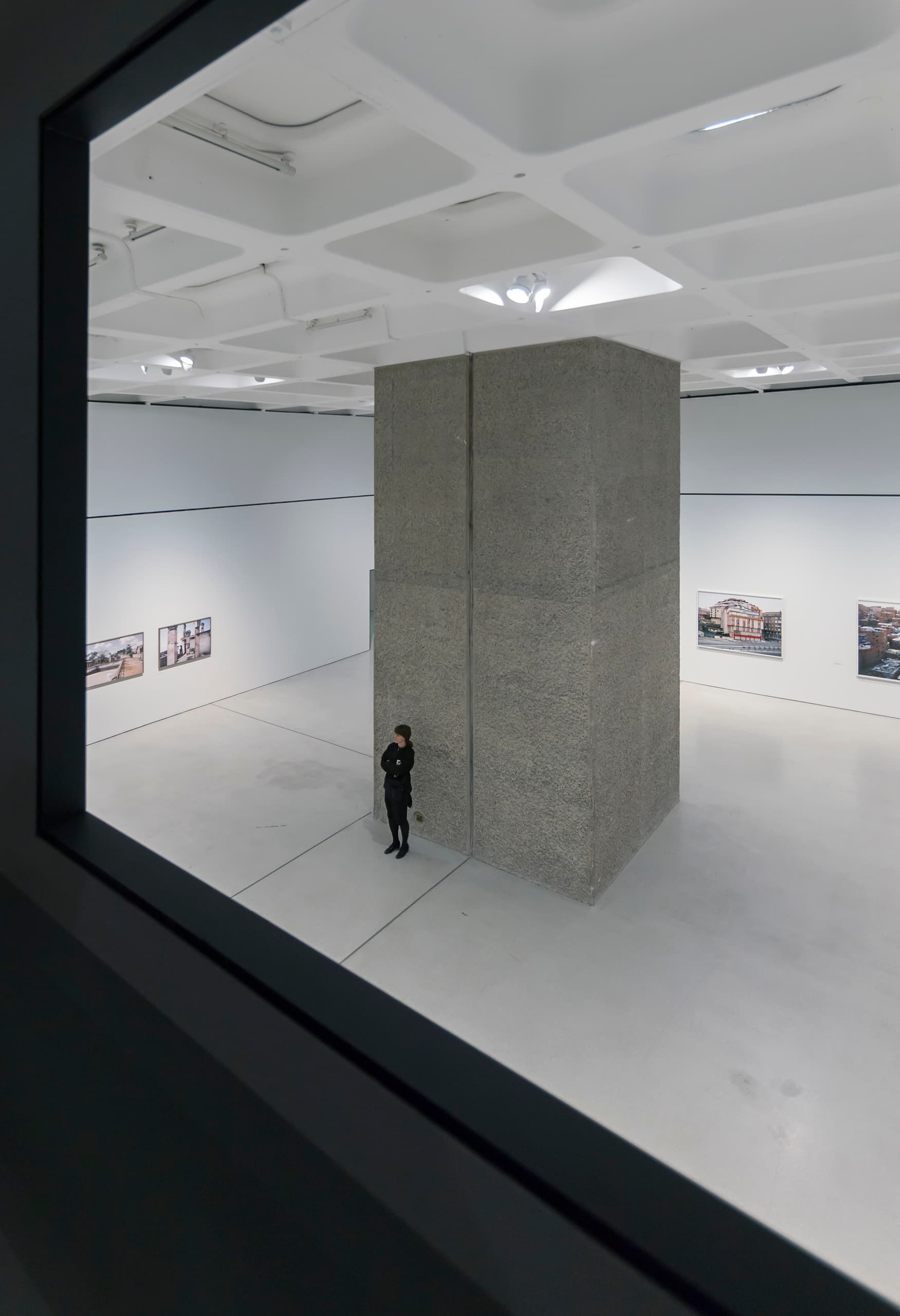 Barbican Art Gallery, London: Betonstruktur mit ERCO LED-Beleuchtung.