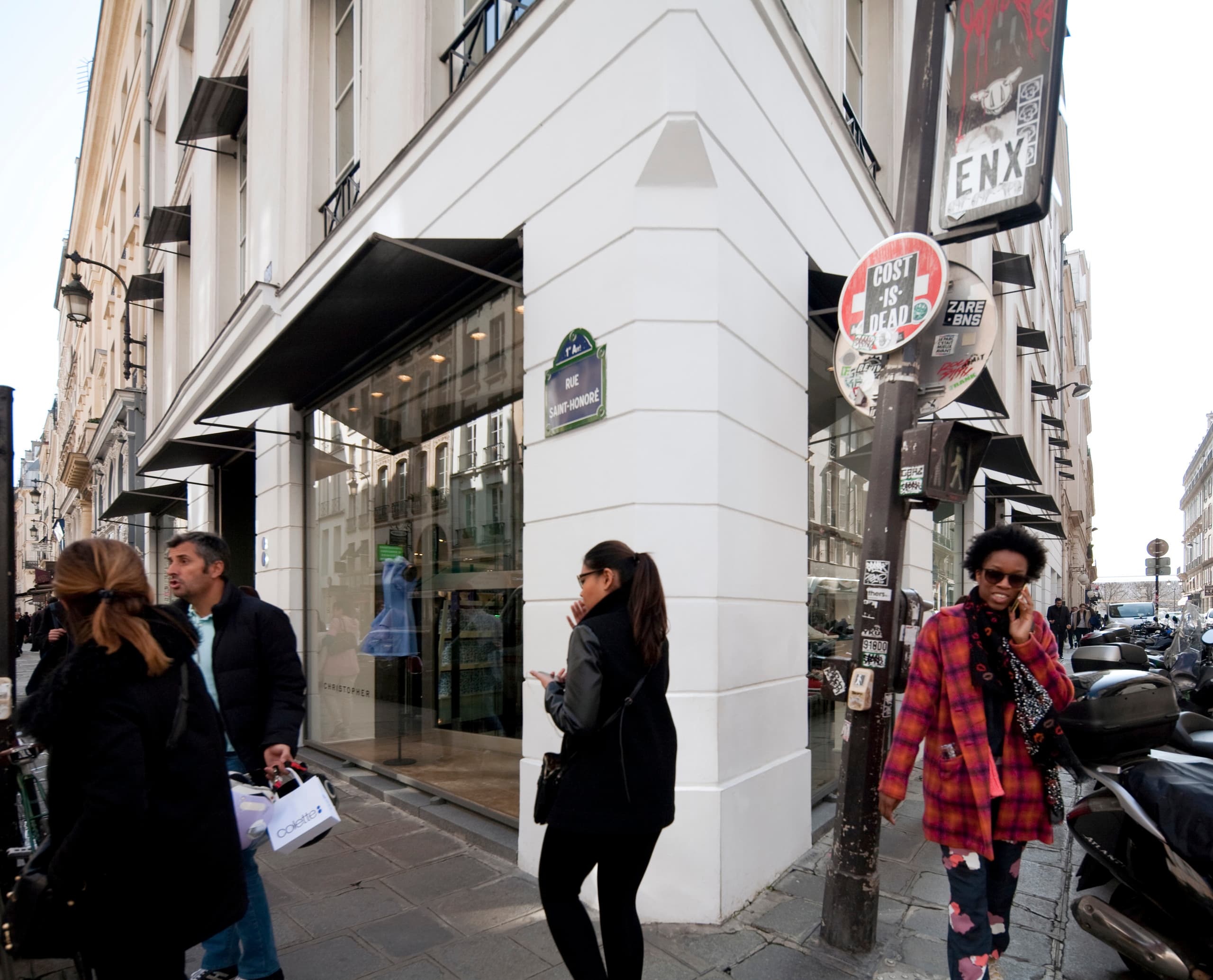 Colette Store in Paris: Exklusive Mode und Lifestyle-Produkte, beleuchtet mit ERCO LED-Technologie.