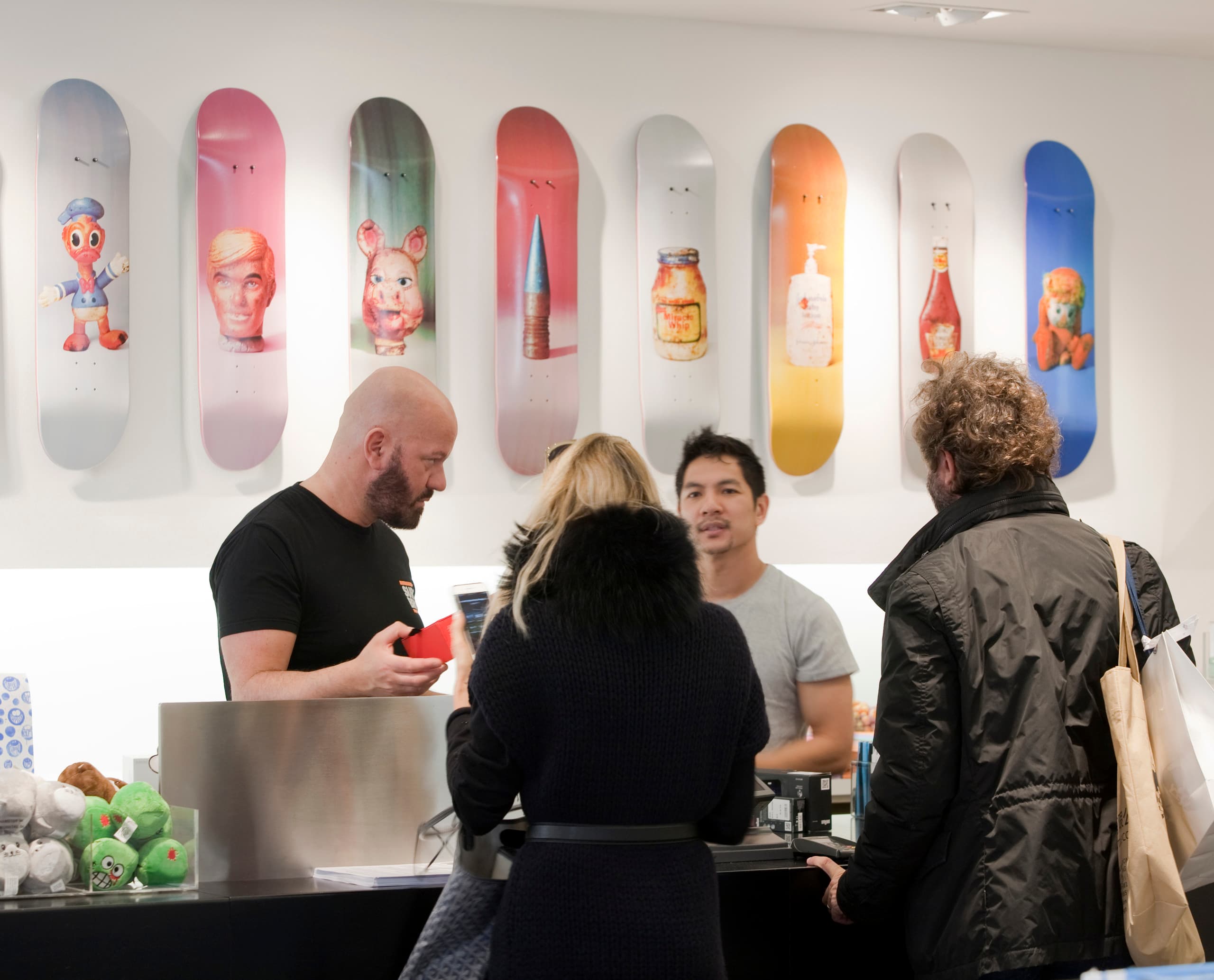 Colette Store in Paris mit ERCO LED-Beleuchtung und Skateboard-Kunst.