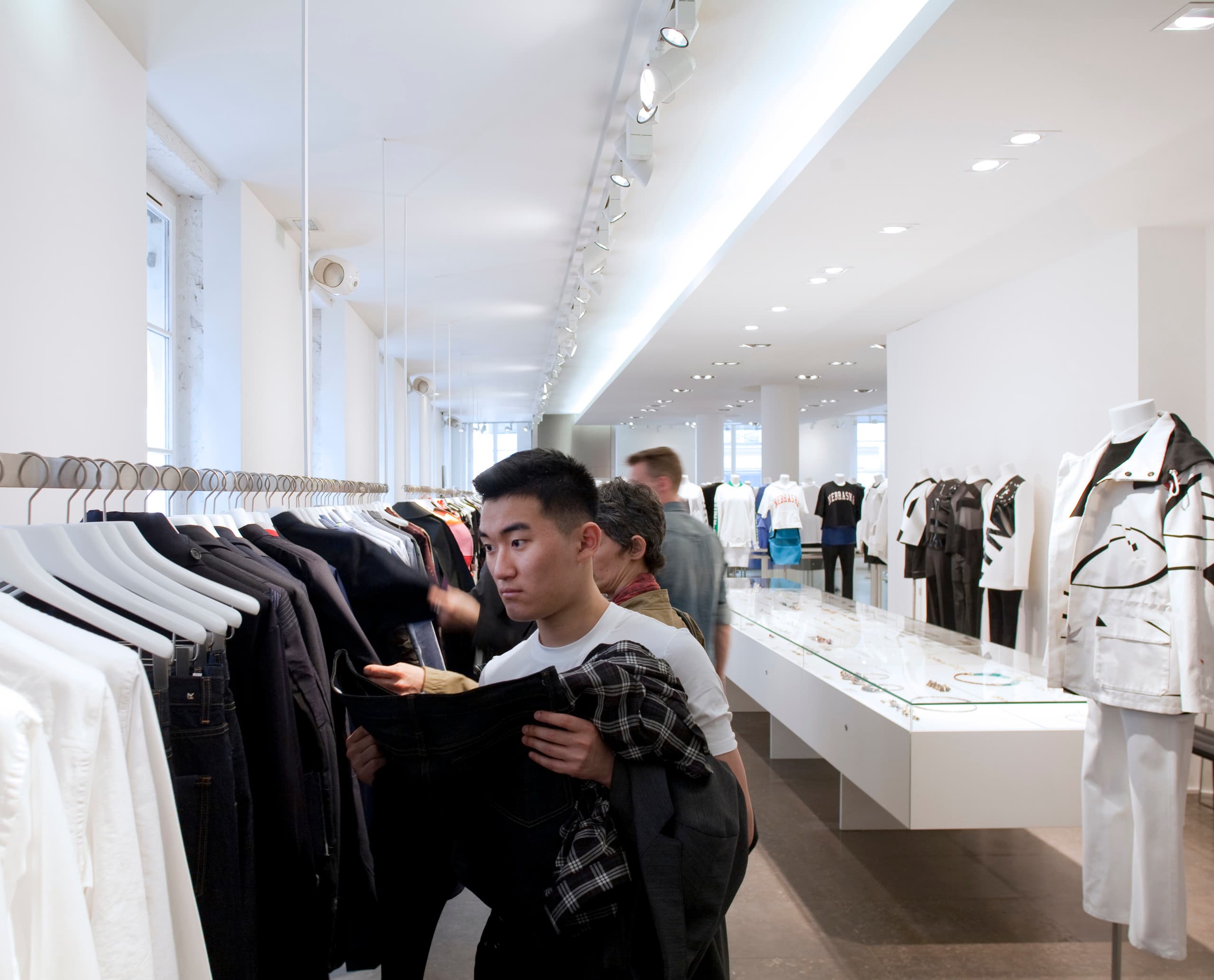 ERCO LED-Beleuchtung im Colette Store, Paris: Akzentuierte Mode und Accessoires in Szene gesetzt.