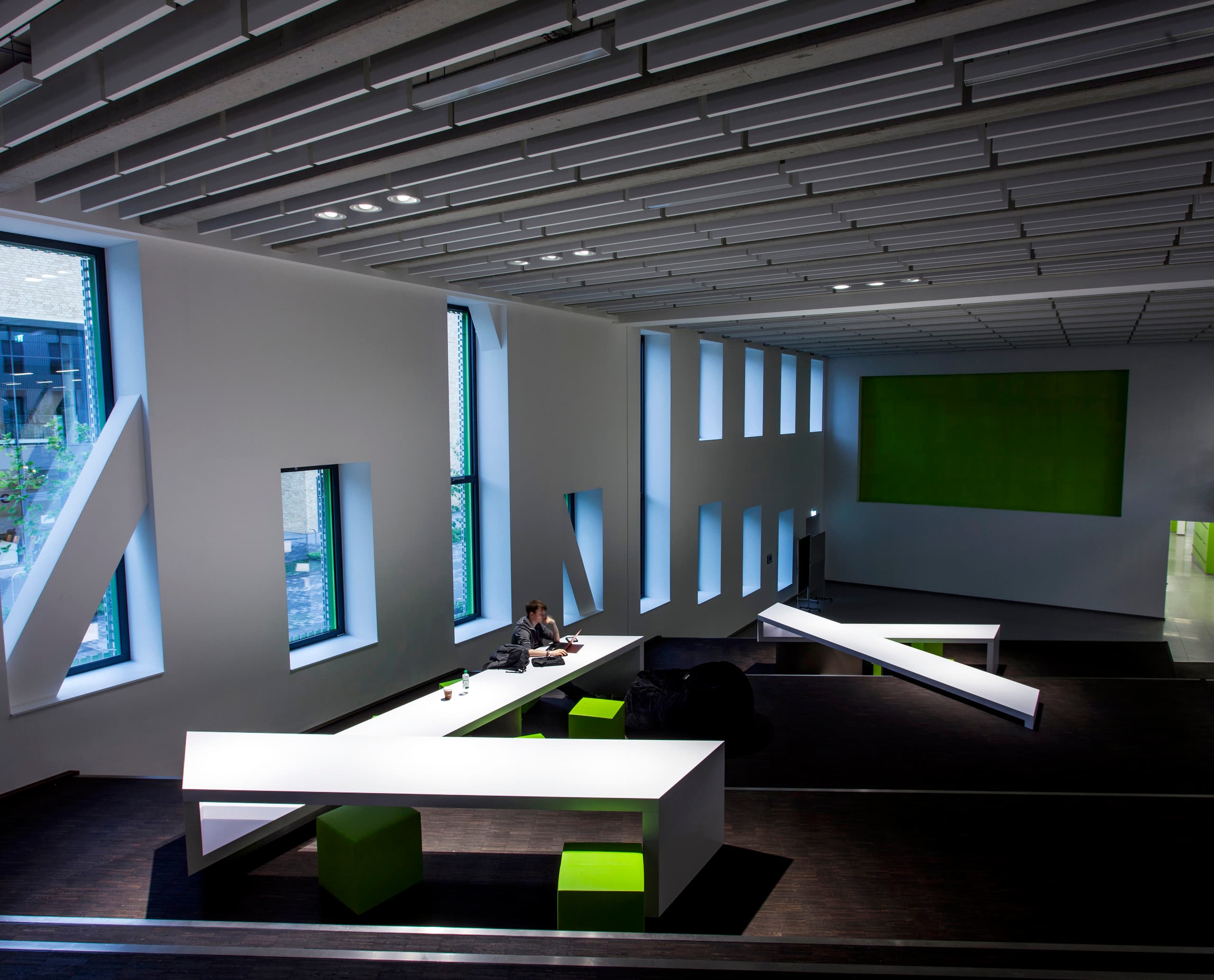 Lernlandschaft der Universität Osnabrück mit ERCO Quintessence Strahlern für akzentuierte Beleuchtung.