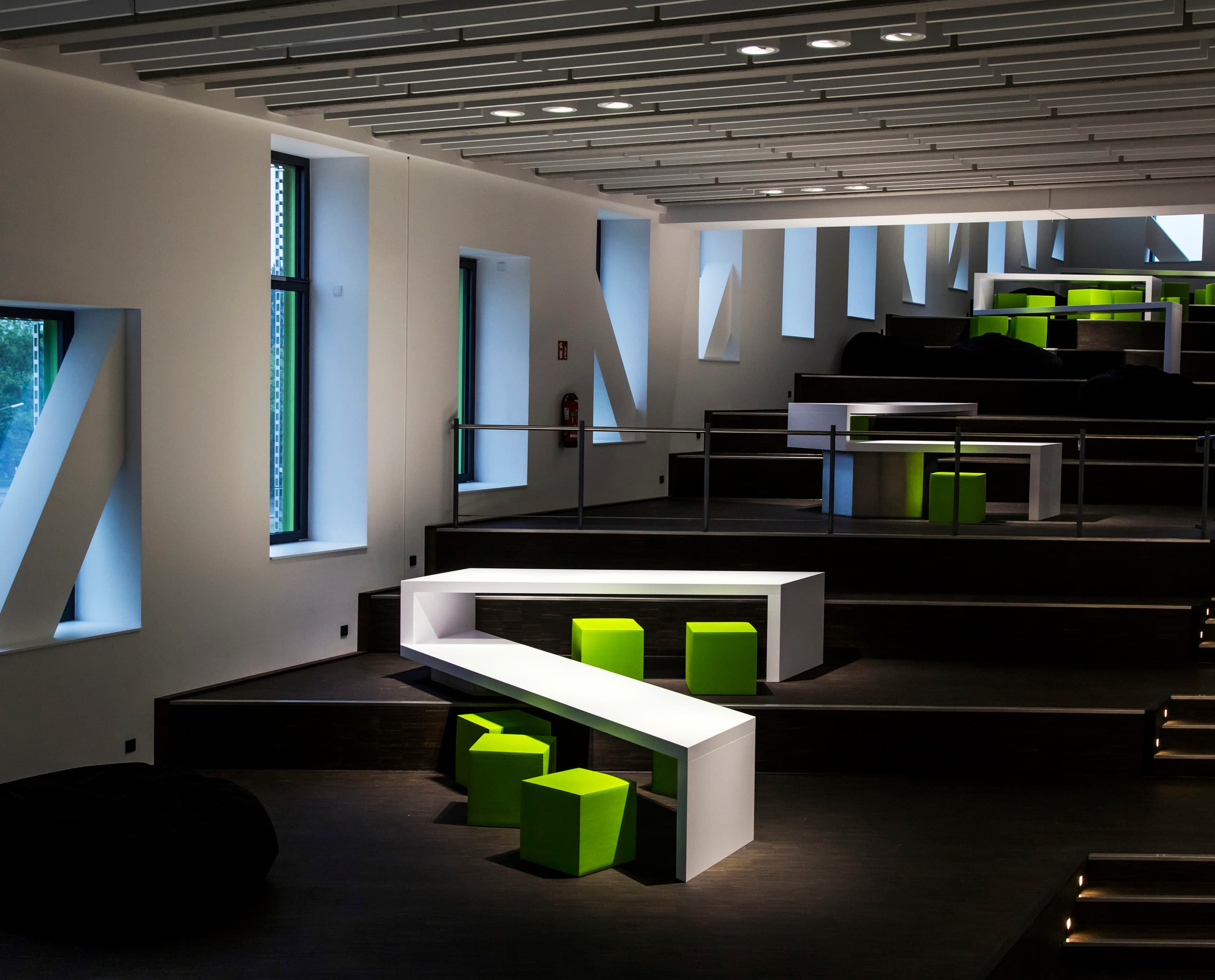 Lernlandschaft der Universität Osnabrück mit ERCO Quintessence Strahlern für akzentuierte Beleuchtung.