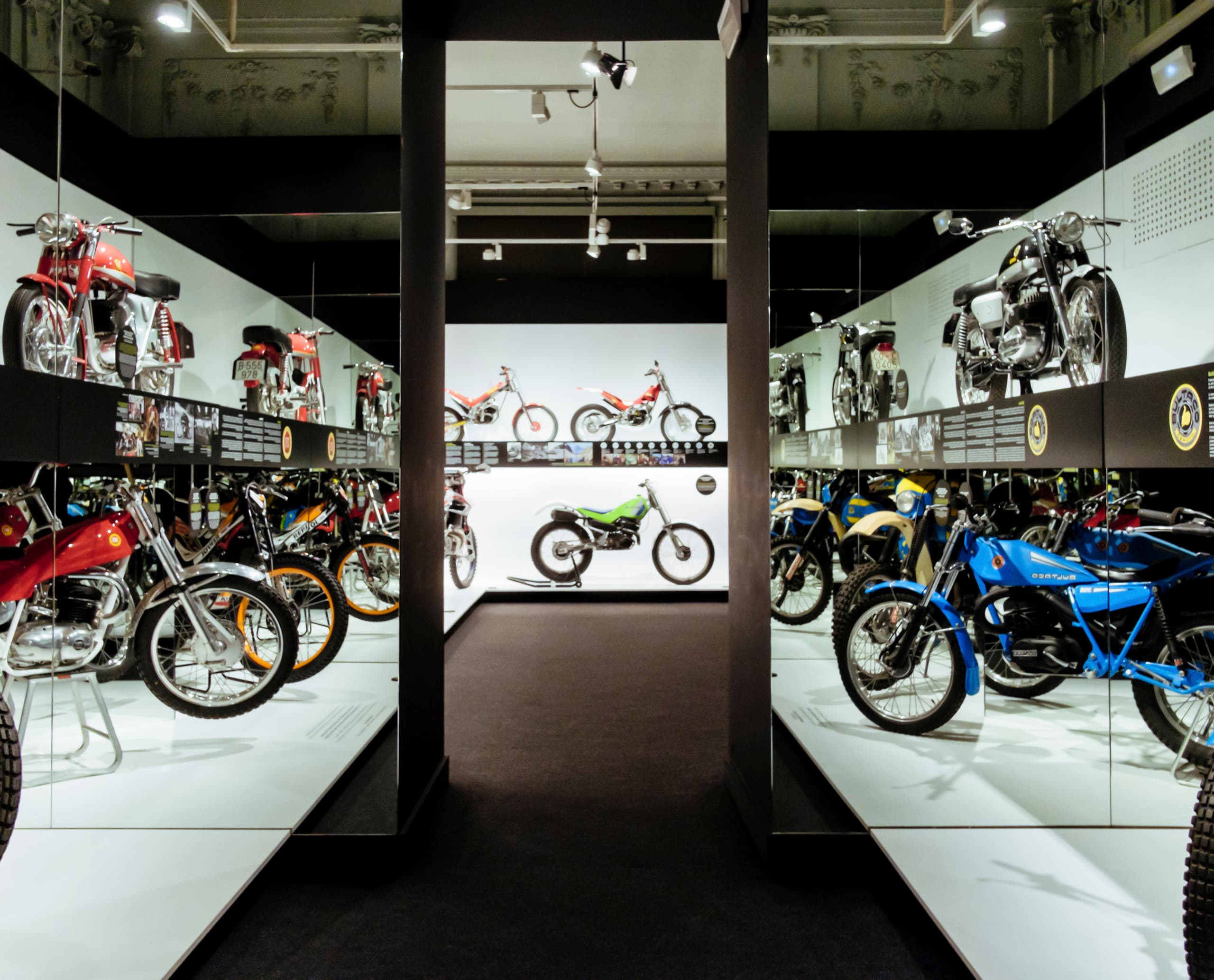 Motorrad-Ausstellung im Palau Robert, Barcelona, beleuchtet mit ERCO Strahlern und Lichtlenkern.