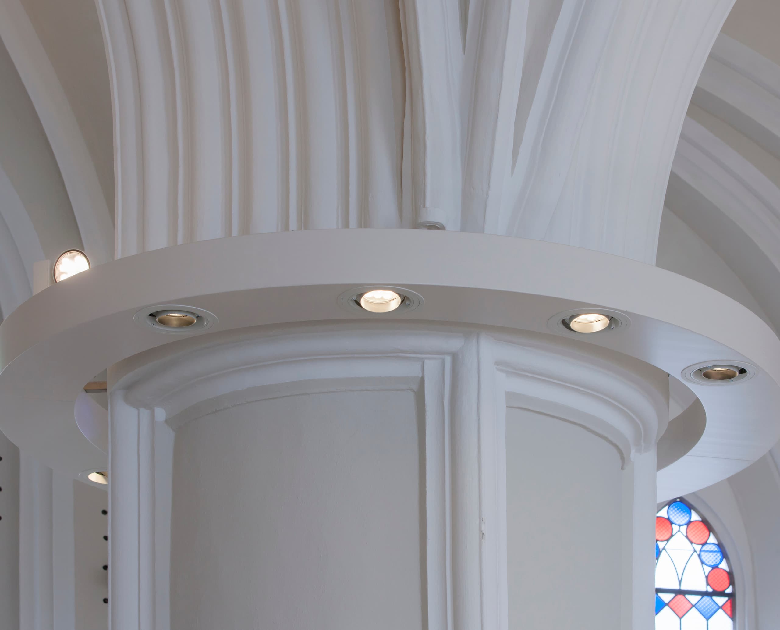 ERCO Optec LED-Strahler beleuchten das Kreuzgewölbe der St. Marien und Bartholomäus Kirche in Harsefeld.