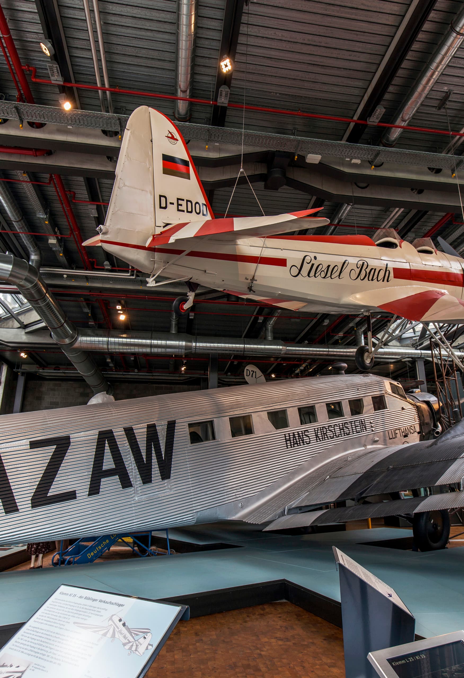 Flugzeug "Liesel Bach" im Deutschen Technikmuseum, beleuchtet mit ERCO LED-Strahlern.