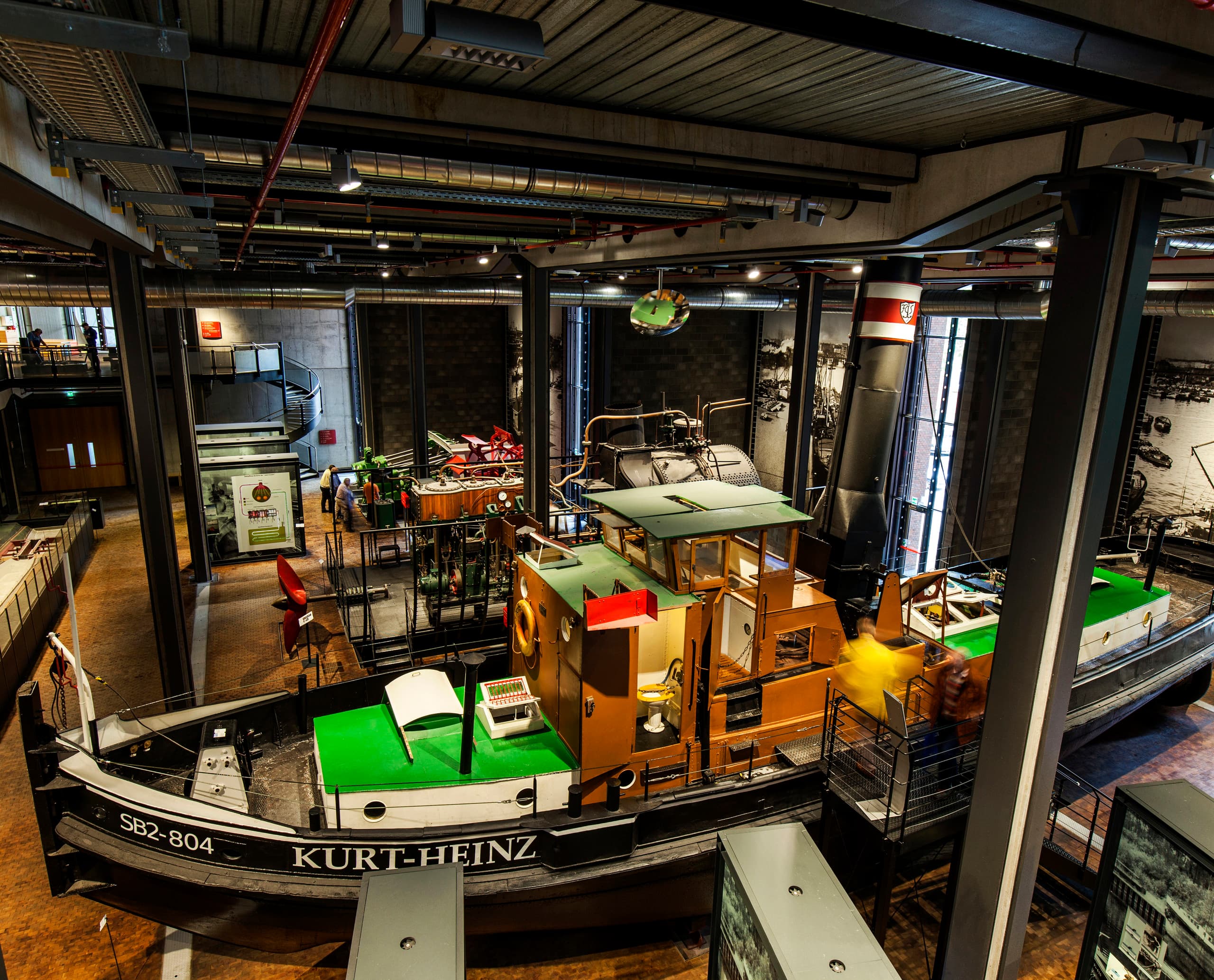 Der Schlepper Kurt-Heinz im Deutschen Technikmuseum, beleuchtet mit ERCO LED-Technologie.