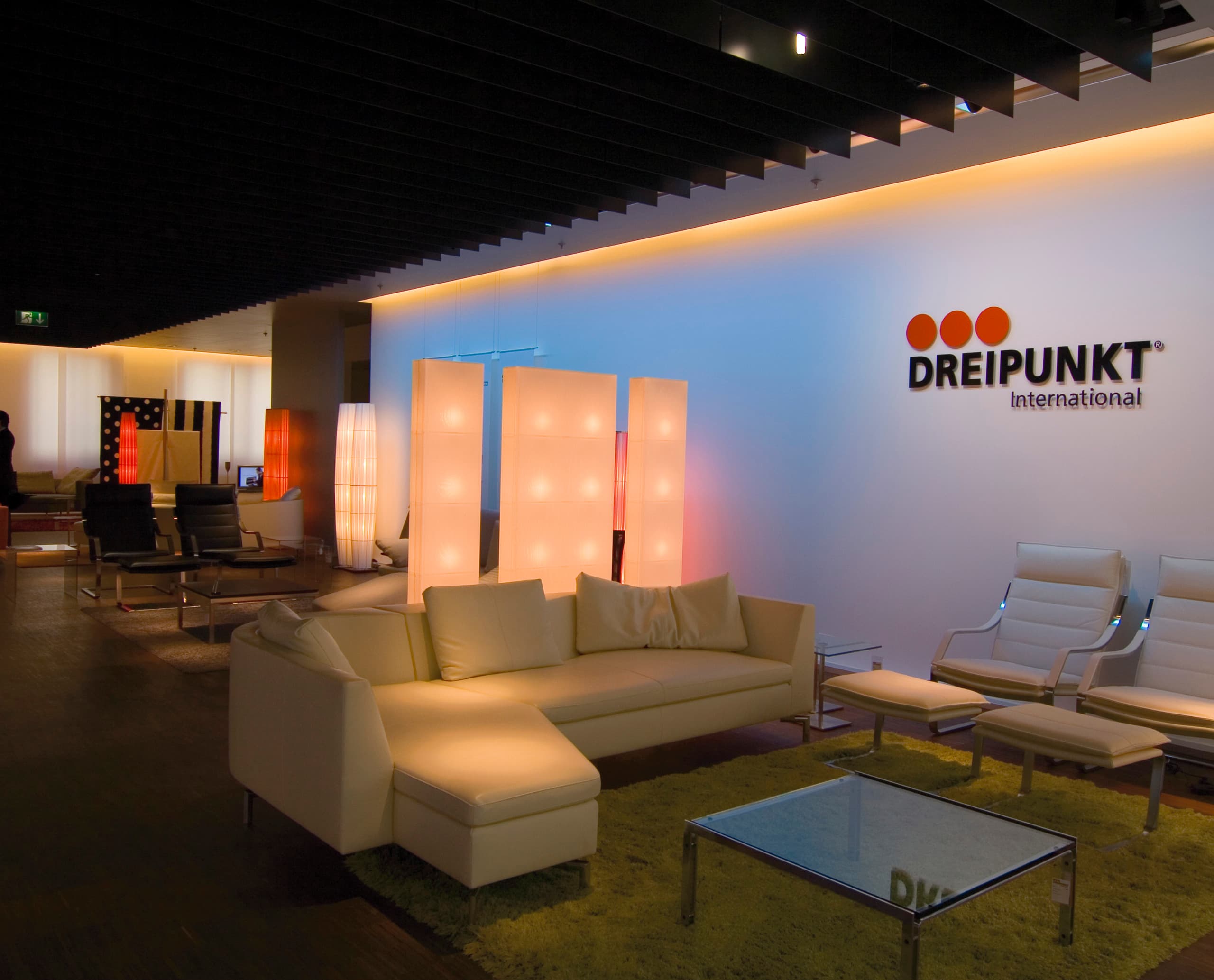 Innenarchitektur mit Beleuchtung und Möbeln von DREIPUNKT International.