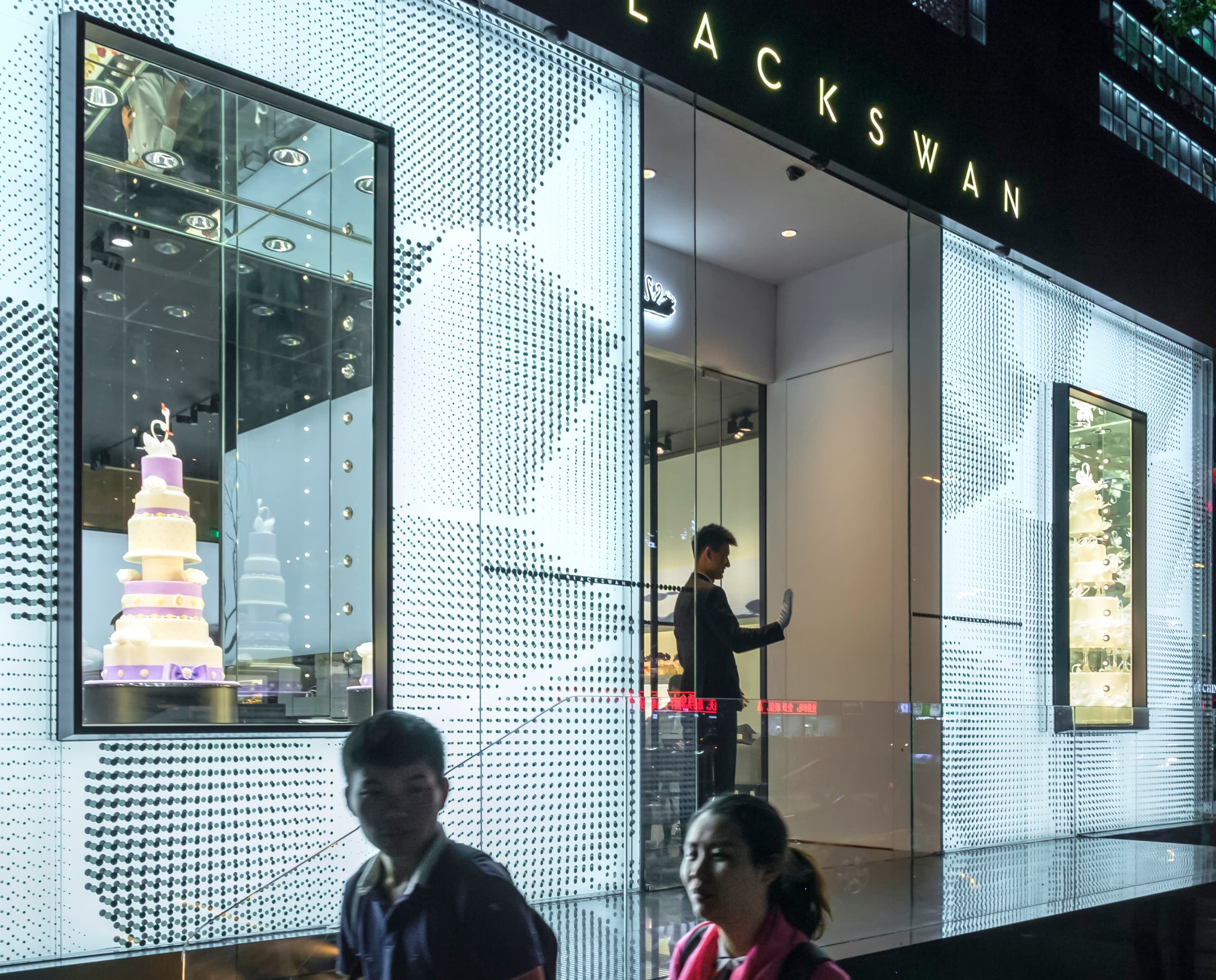 Black Swan Patisserie in Peking mit ERCO Optec Strahlern für kontrastreiche Beleuchtung der Torten.