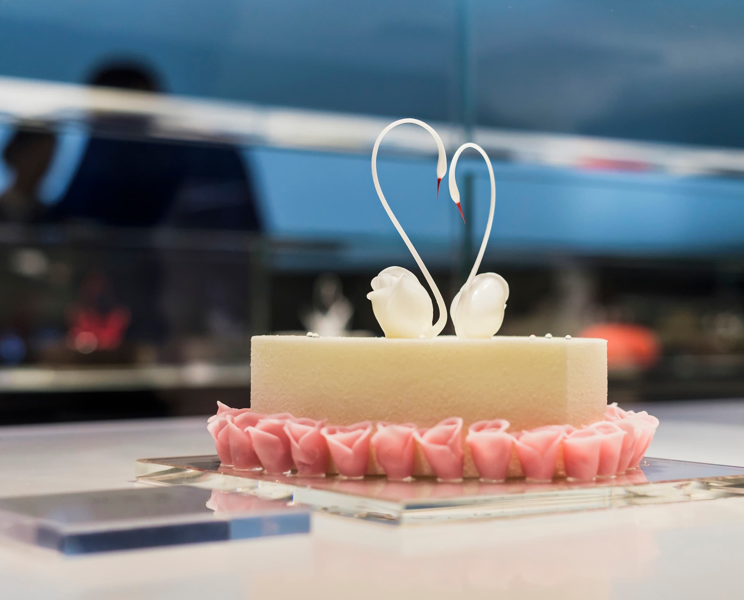 Dekorativer Kuchen im Black Swan, Beijing, beleuchtet mit ERCO Optec Strahlern.