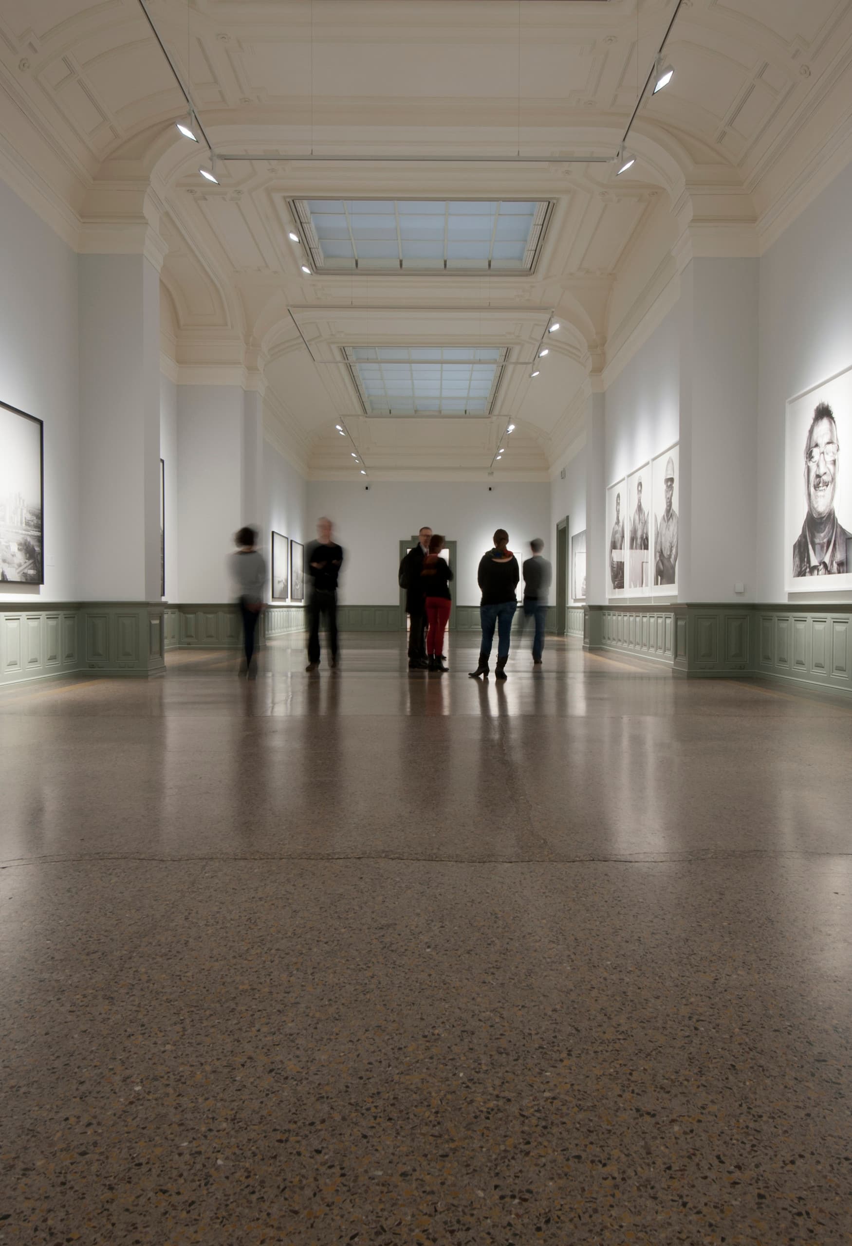 Kunstausstellung mit ERCO Lichttechnik für Akzentbeleuchtung und Wallwasher.