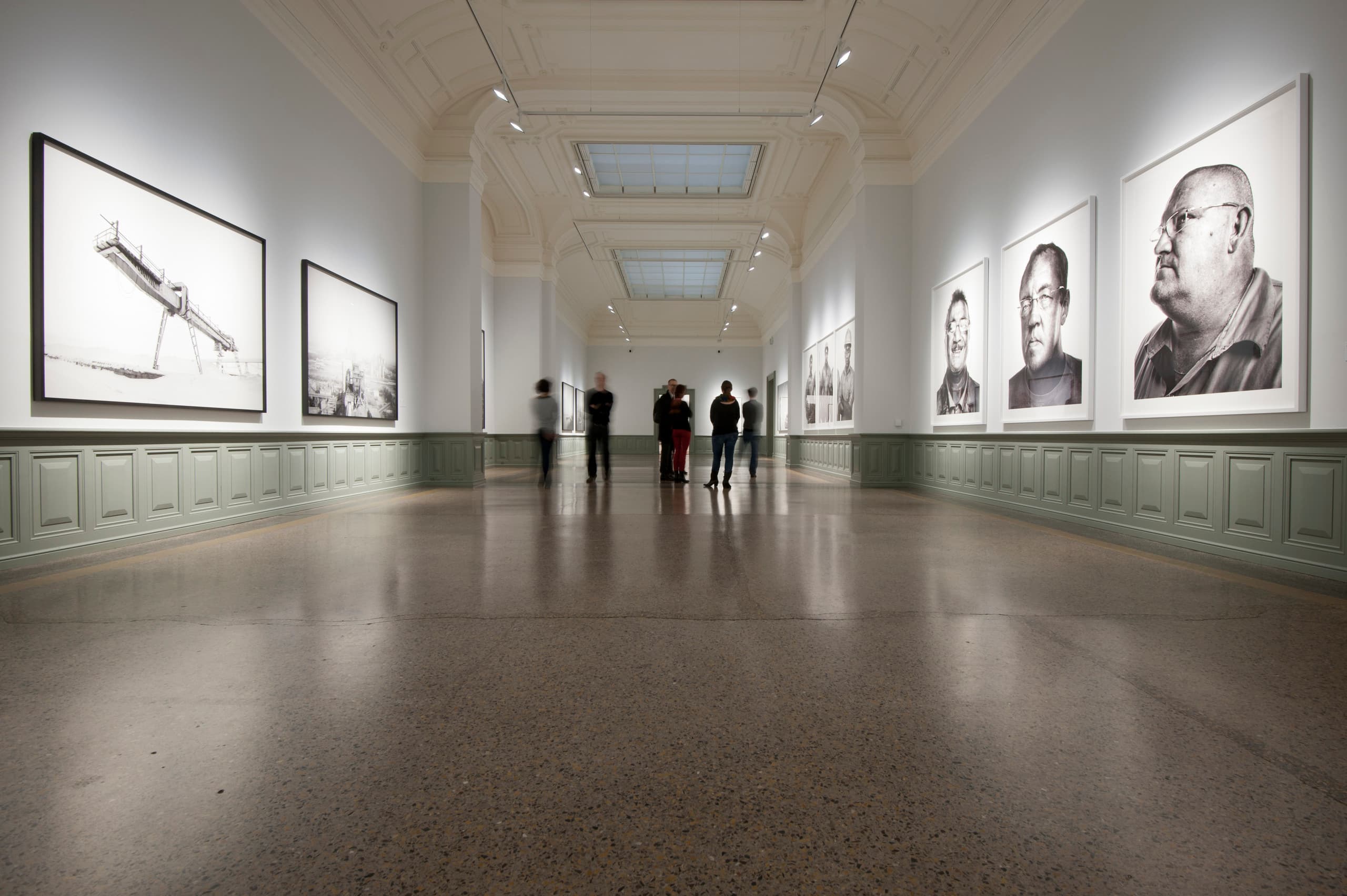Kunstausstellung mit ERCO Lichttechnik für Akzentbeleuchtung und Wallwasher.