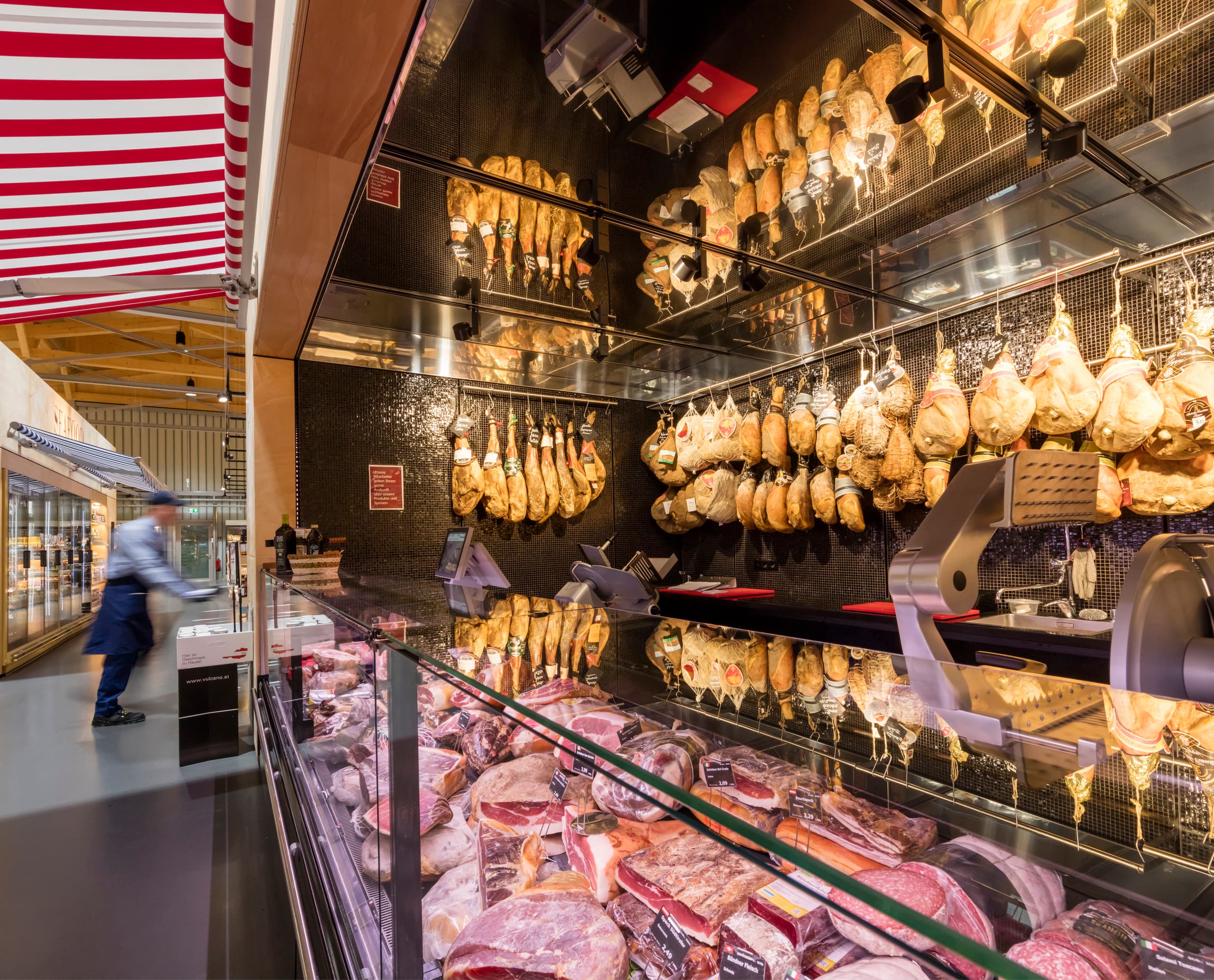 FrischeParadies Stuttgart: Feinkostauslage mit ERCO Optec Strahlern für optimale Warenpräsentation.