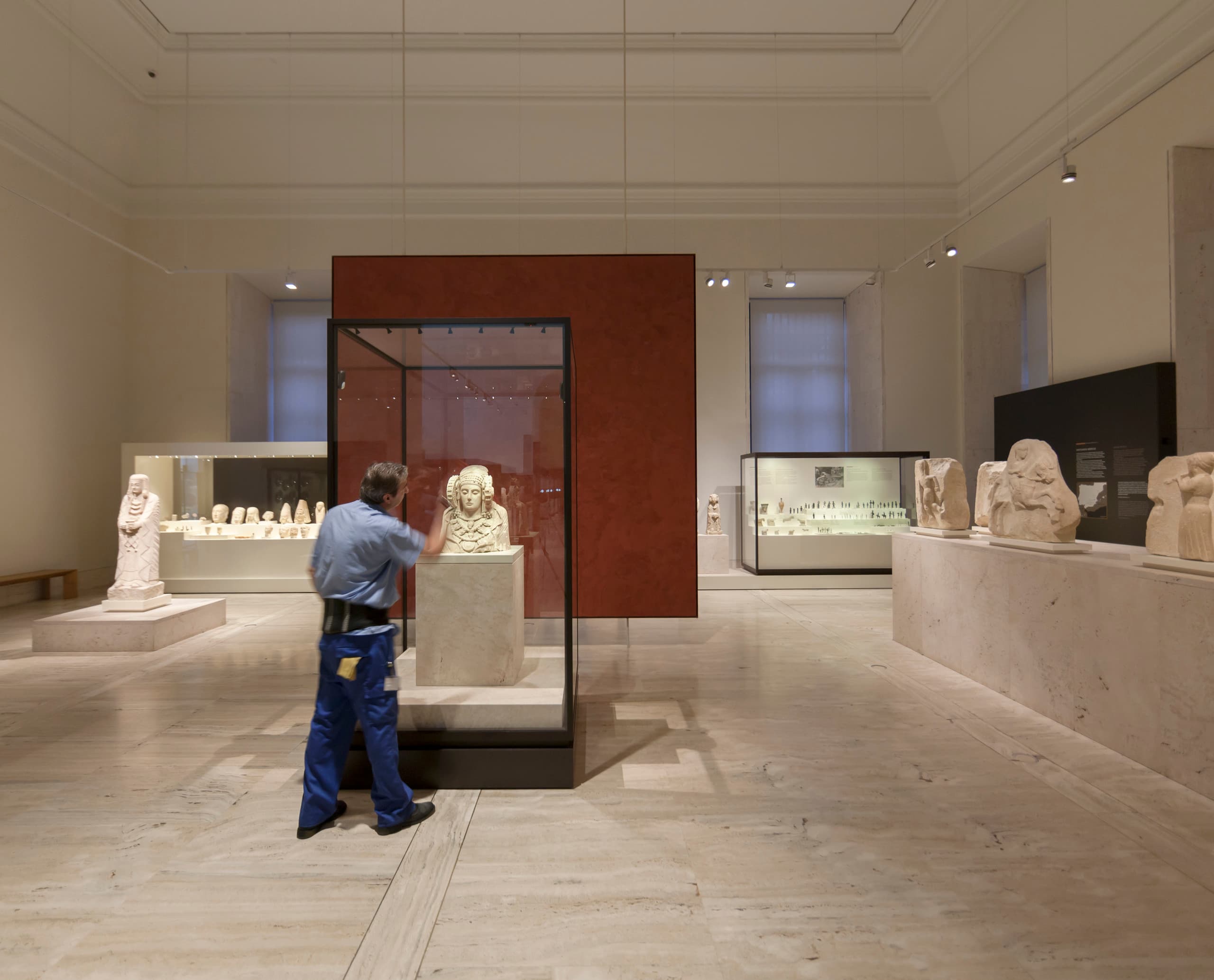 Die Dame von Elche, beleuchtet mit ERCO Strahlern im Archäologischen Nationalmuseum Madrid.