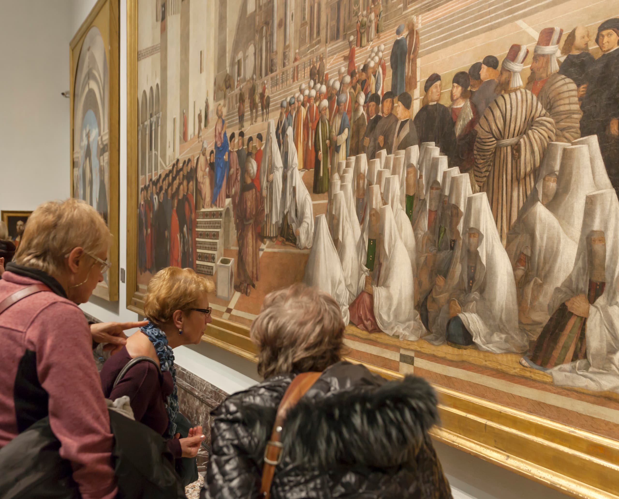 Besucher betrachten ein großes Gemälde in der Pinacoteca di Brera, beleuchtet mit ERCO LED-Strahlern.