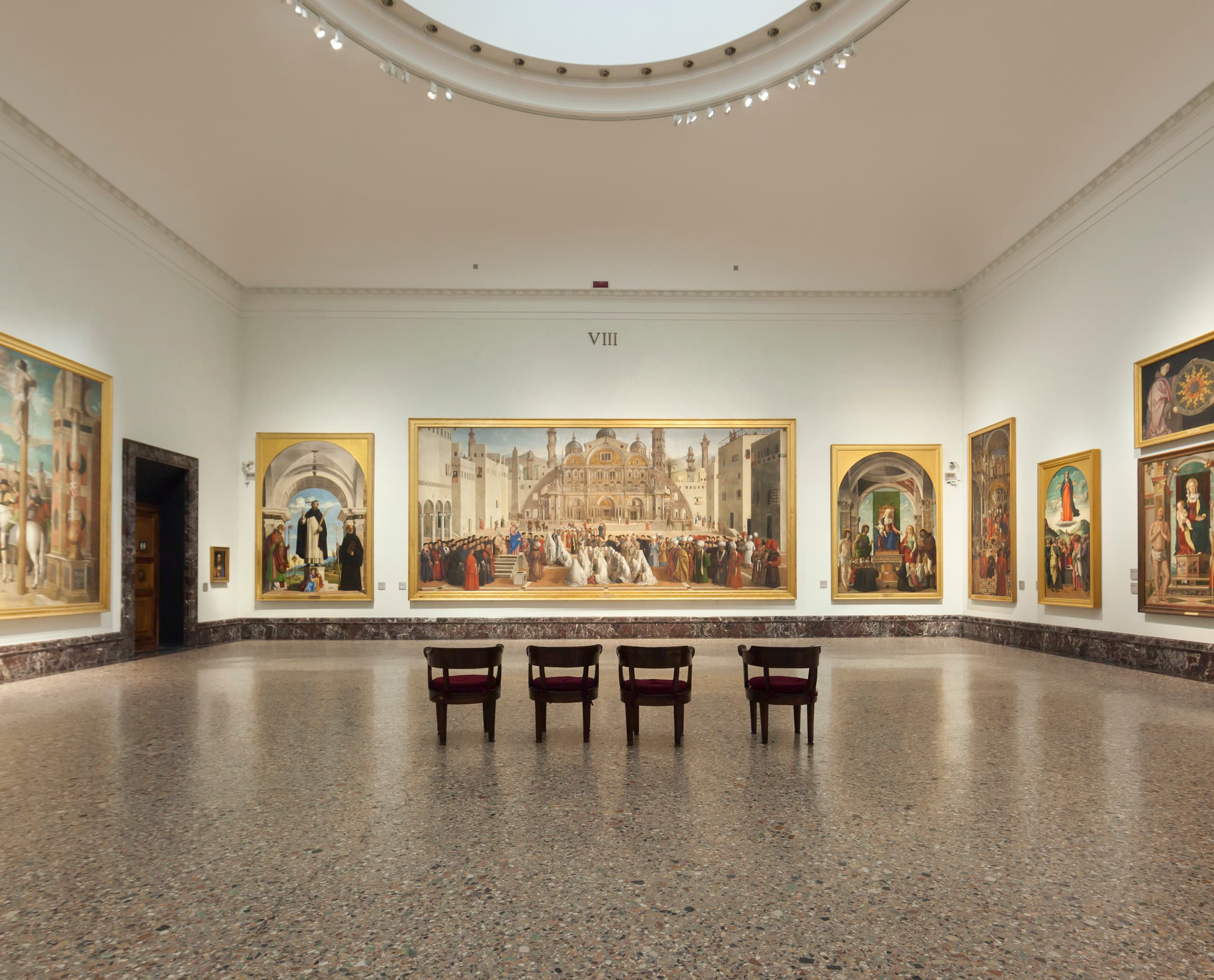 Innenraum der Pinacoteca di Brera mit Gemälden, beleuchtet durch ERCO LED-Leuchten.