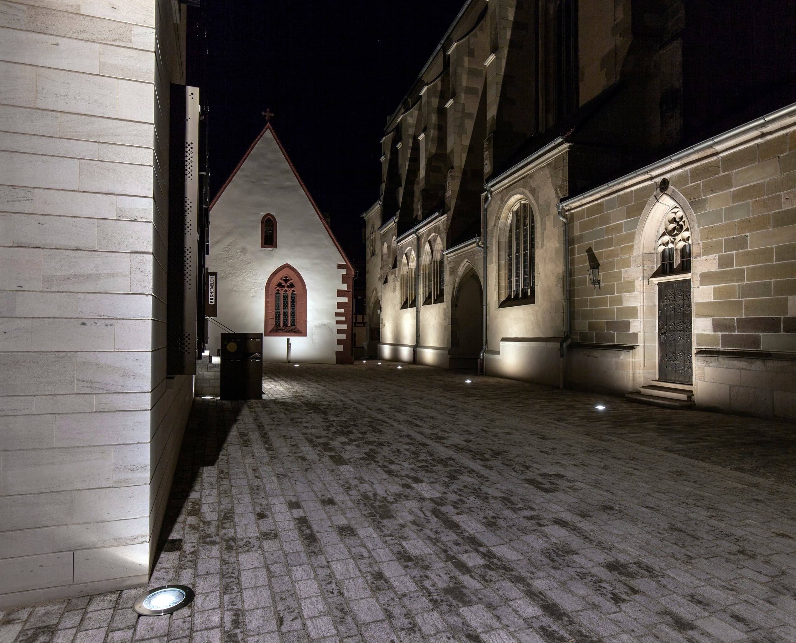 ERCO LED-Beleuchtung akzentuiert die Architektur in Iphofen, hervorhebend historische und moderne Elemente der Stadt.