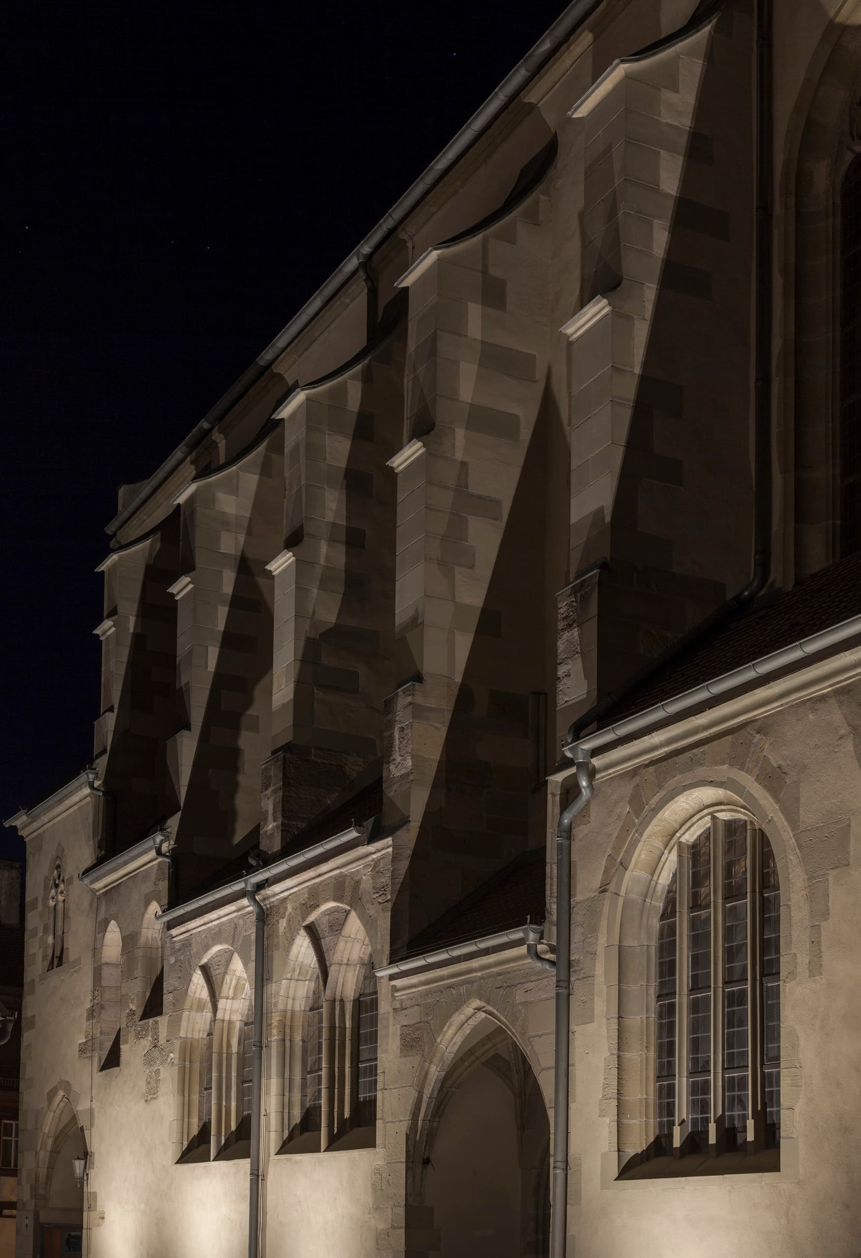 Die St. Veit Pfarrkirche in Iphofen, beleuchtet mit ERCO LED-Technologie, betont die Architektur.