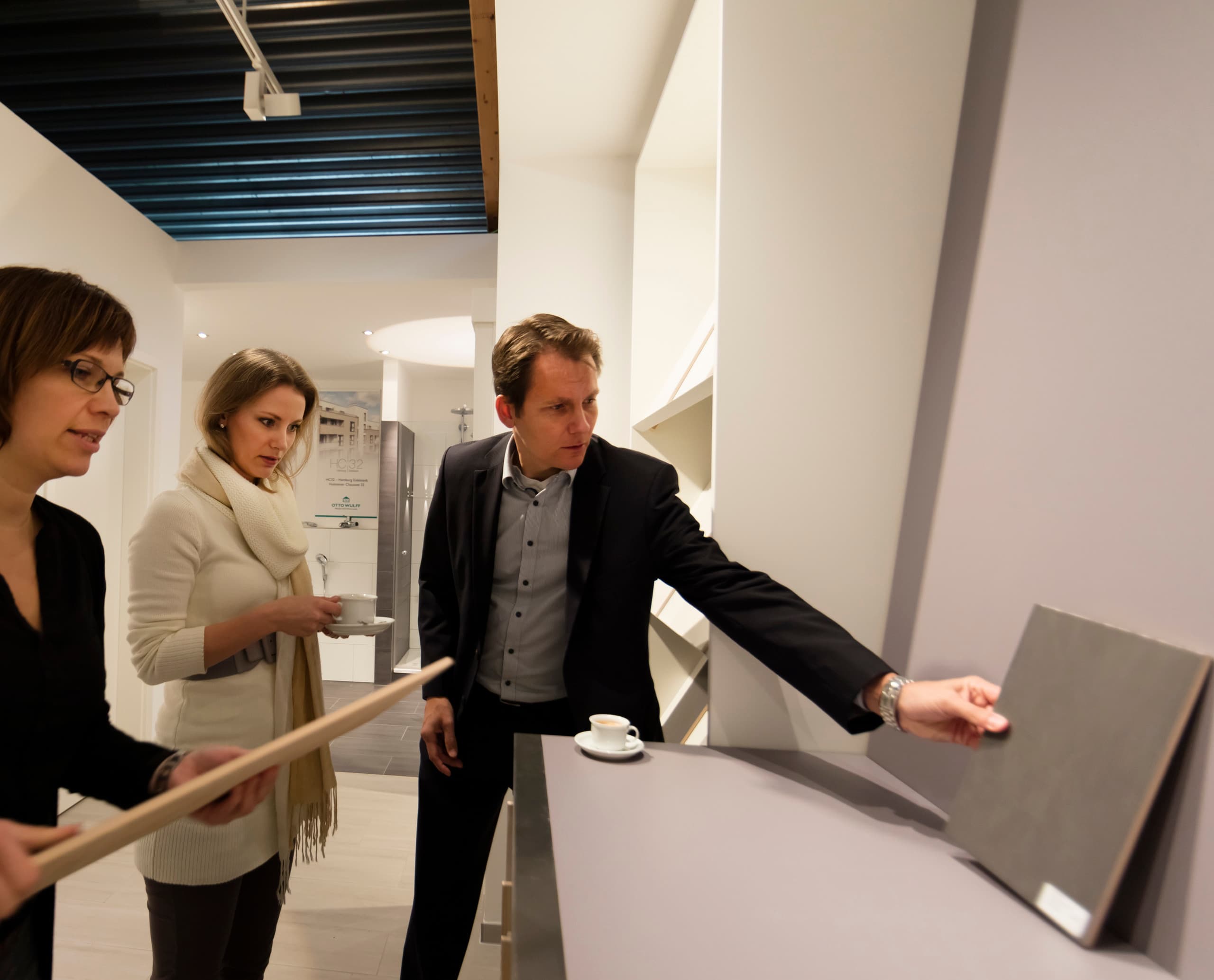 Otto Wulff Showroom: Kunden wählen Materialien unter ERCO LED-Beleuchtung aus.