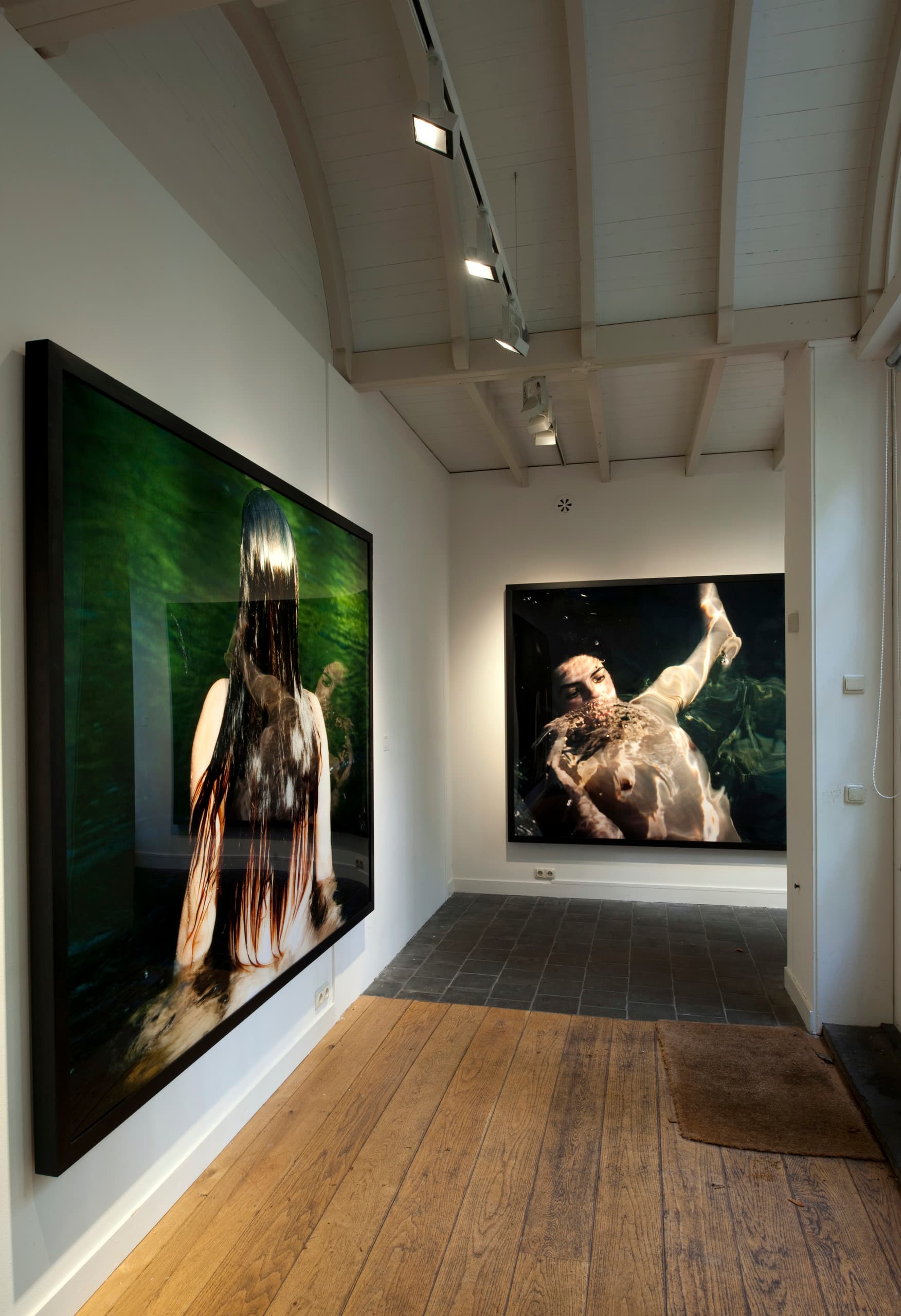 ERCO LED-Leuchten im Huis Marseille Museum, Amsterdam, beleuchten Fotoausstellungen in restaurierten Räumen.