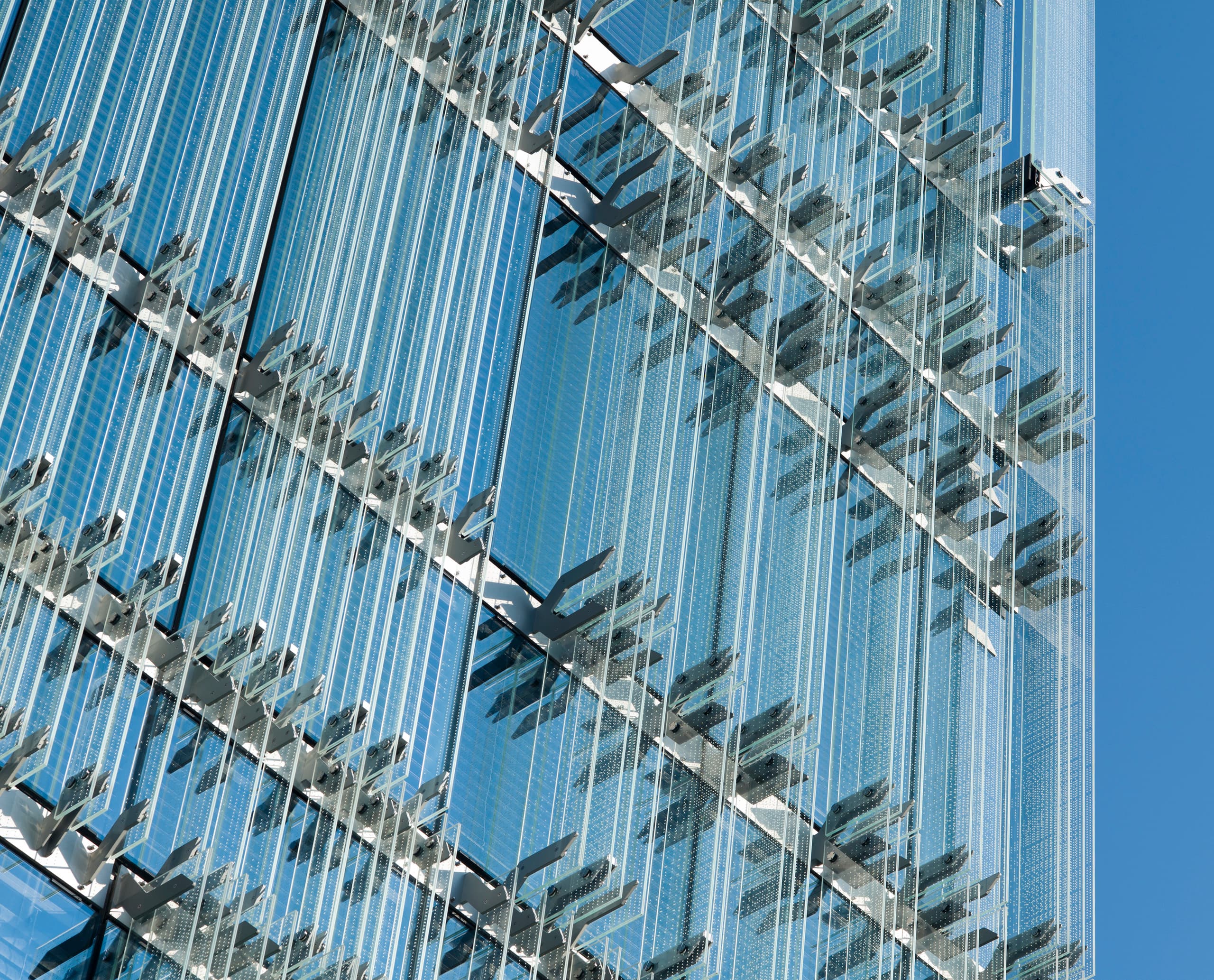 SPG-Hauptsitz Genf Fassade mit ERCO LED-Leuchten, die eine zweite Haut aus Glaslamellen beleuchten.
