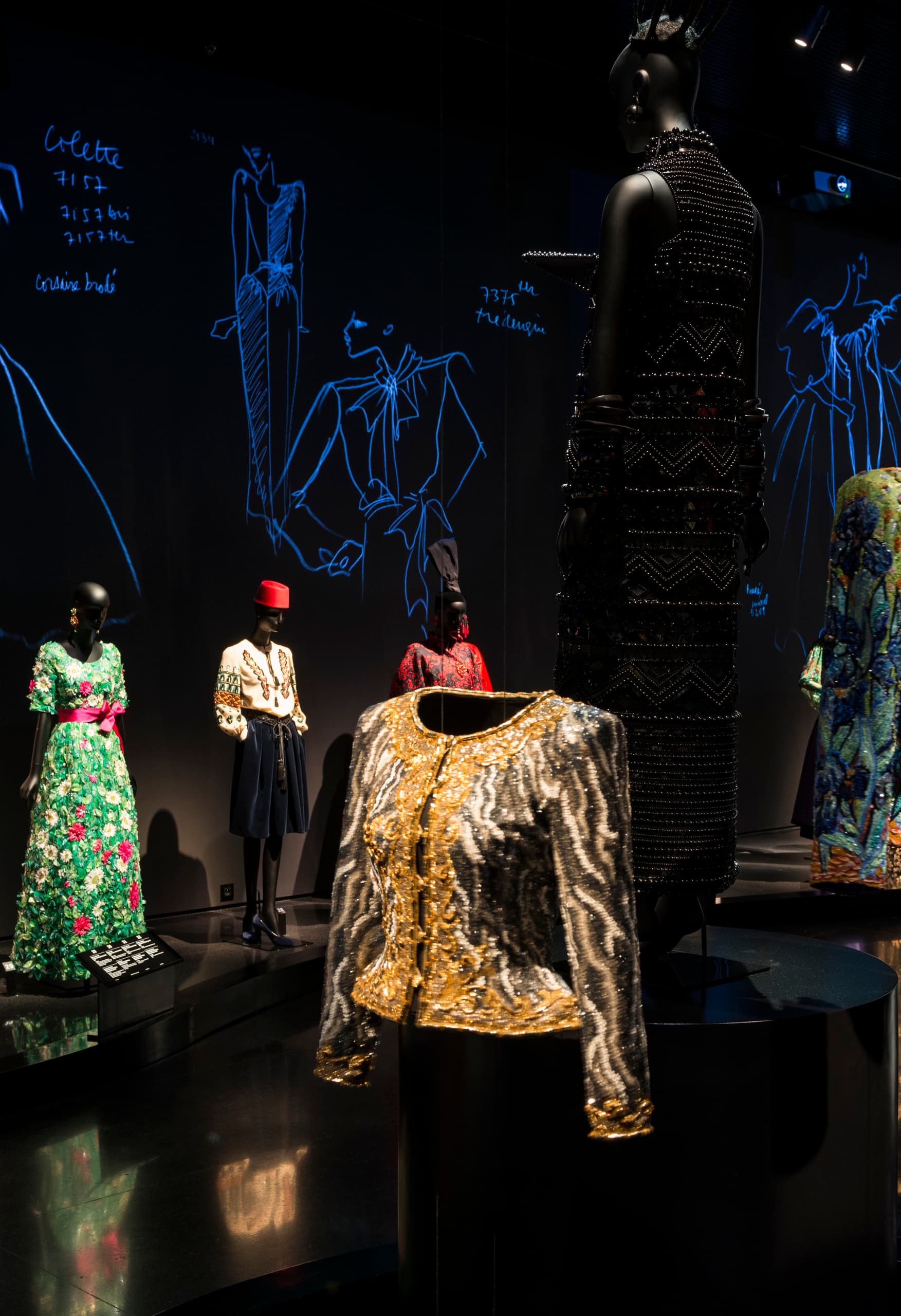 Yves Saint Laurent Museum Marrakesch: Haute Couture Ausstellung mit ERCO LED-Beleuchtung.