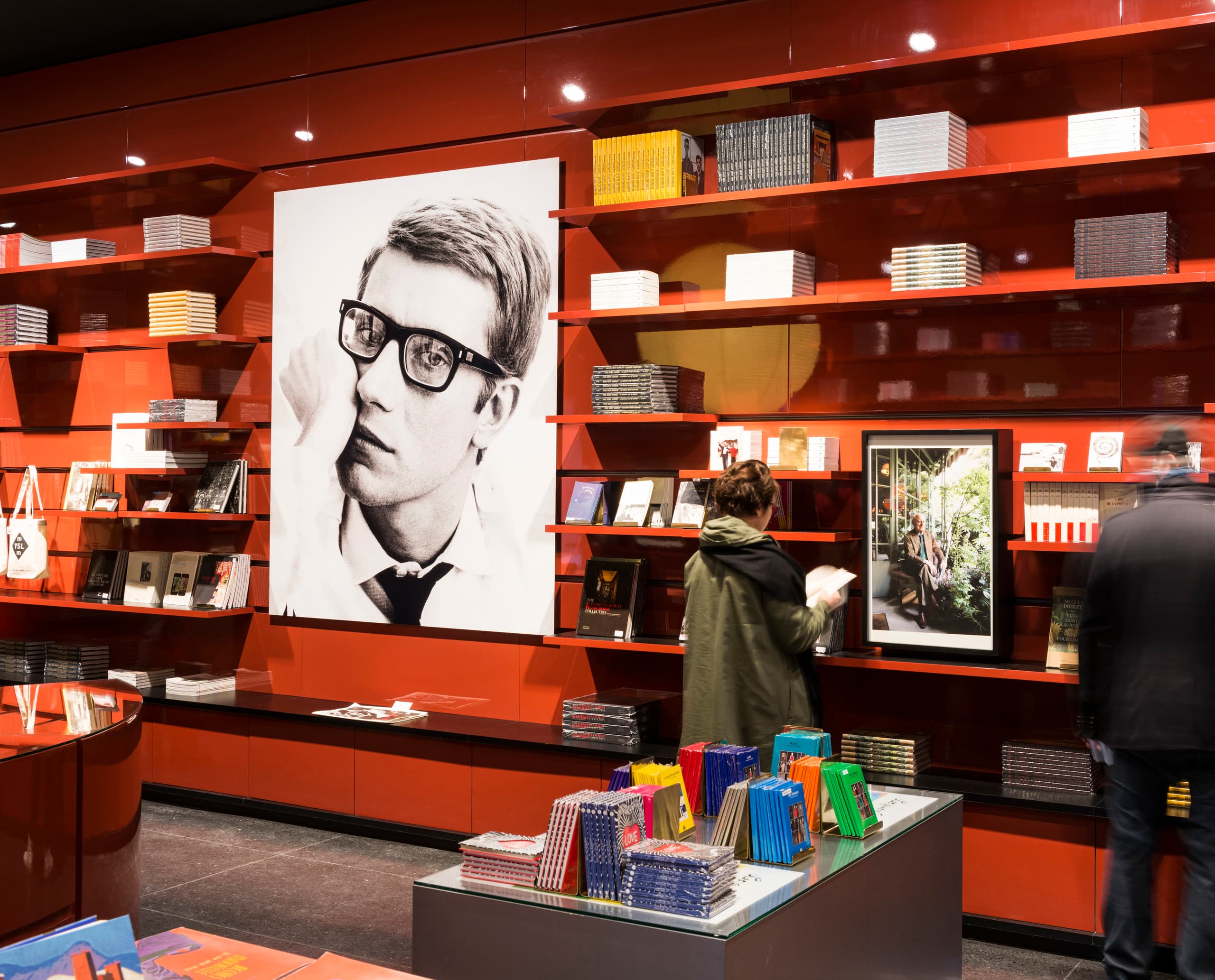 Yves Saint Laurent Museum Shop: Bücher und ein Porträt des Designers unter ERCO LED-Beleuchtung.