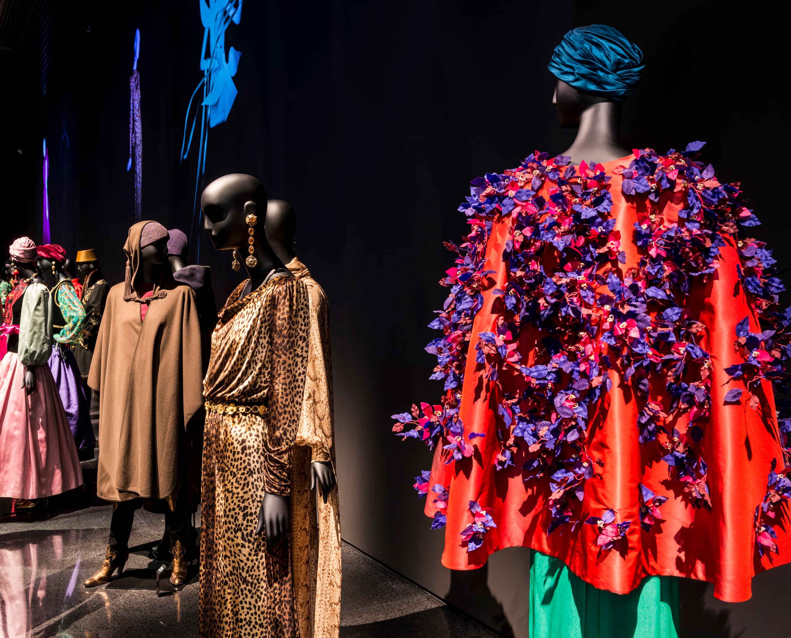 Yves Saint Laurent Museum Marrakesch: Haute Couture Modelle mit ERCO LED-Beleuchtung in Szene gesetzt.