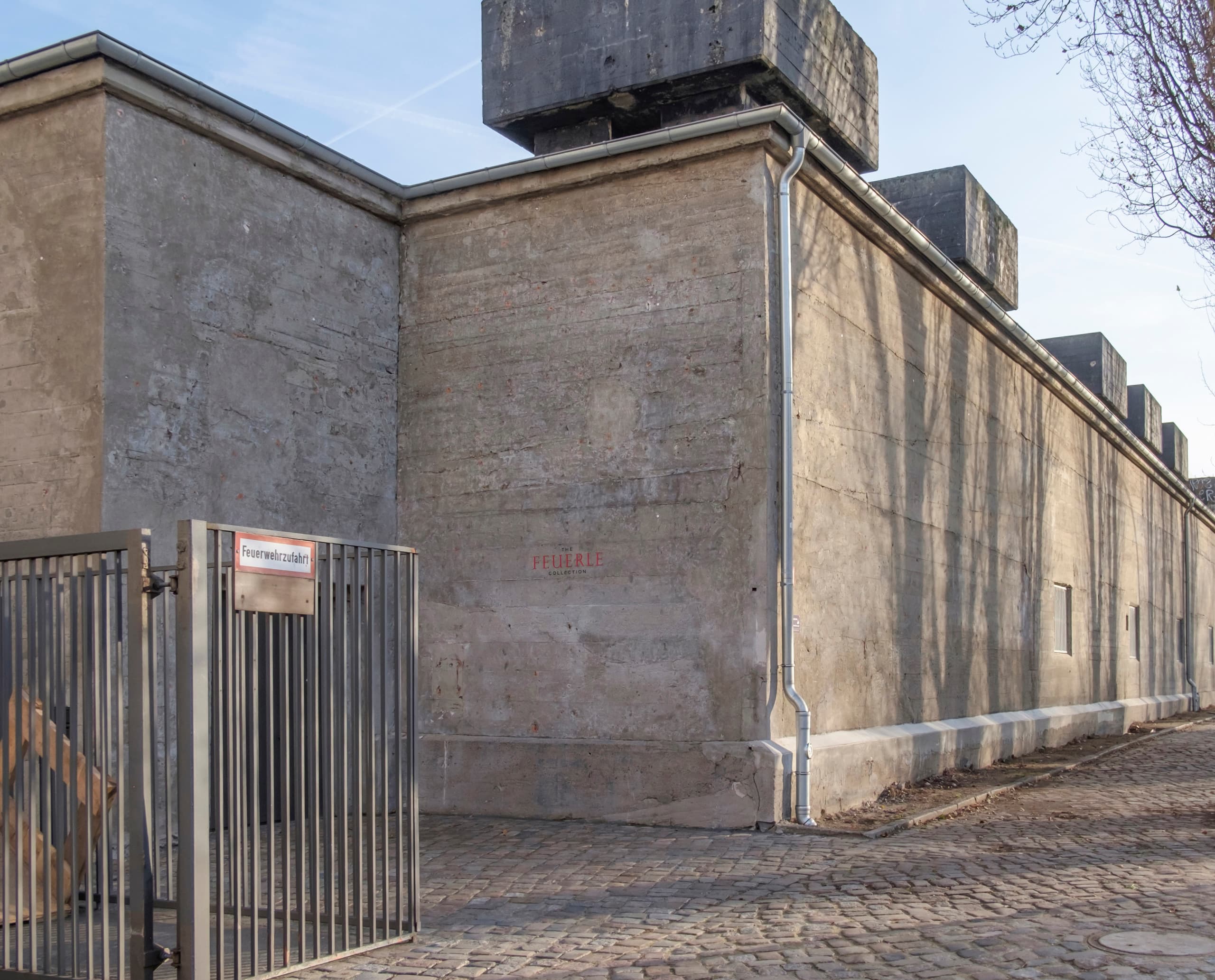 Die Feuerle Collection in Berlin, ein umgebauter Bunker, der Kunst und Geschichte mit ERCO Licht inszeniert.