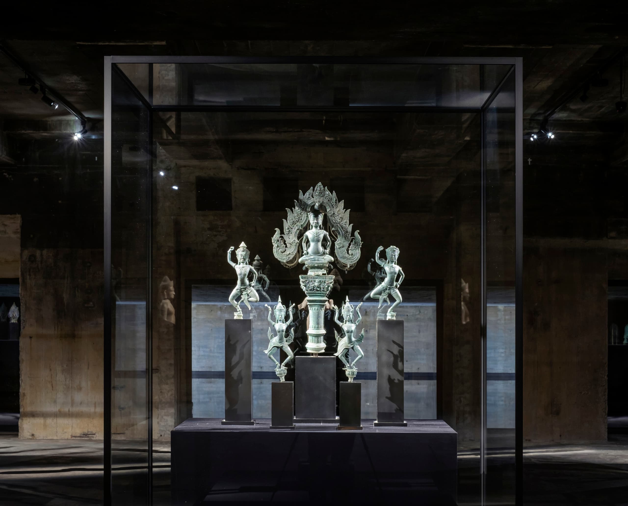 Khmer-Skulpturen in der Feuerle Collection, beleuchtet mit ERCO Lichtwerkzeugen in einem Berliner Bunker.