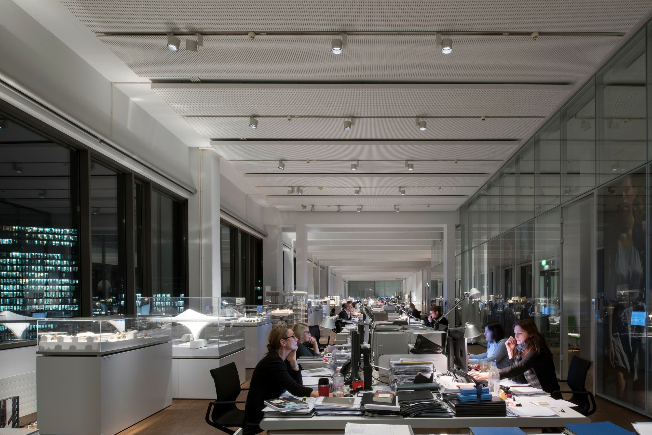 ERCO Bürobeleuchtung mit flexiblen Lichtlösungen durch Downlights an Stromschienen für ergonomische Arbeitsplätze.