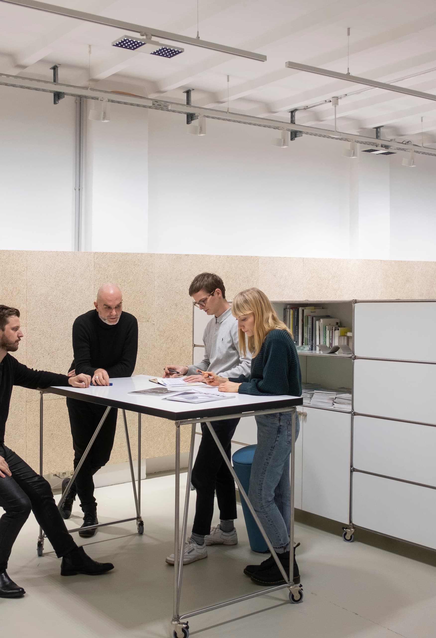 Besprechung im Büro von mai public relations, beleuchtet mit ERCO Jilly Downlights für flexible Bürobeleuchtung.